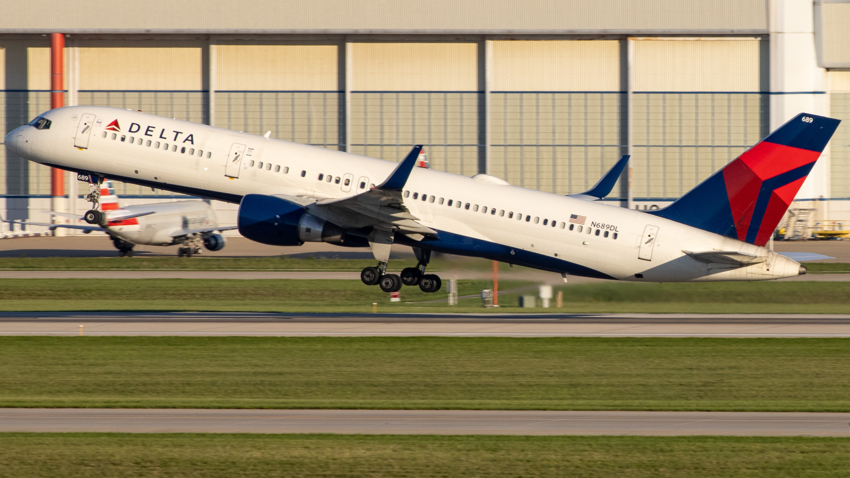 Full size: Delta Airlines Boeing 757-200 N689DL at Indianapolis International Airport