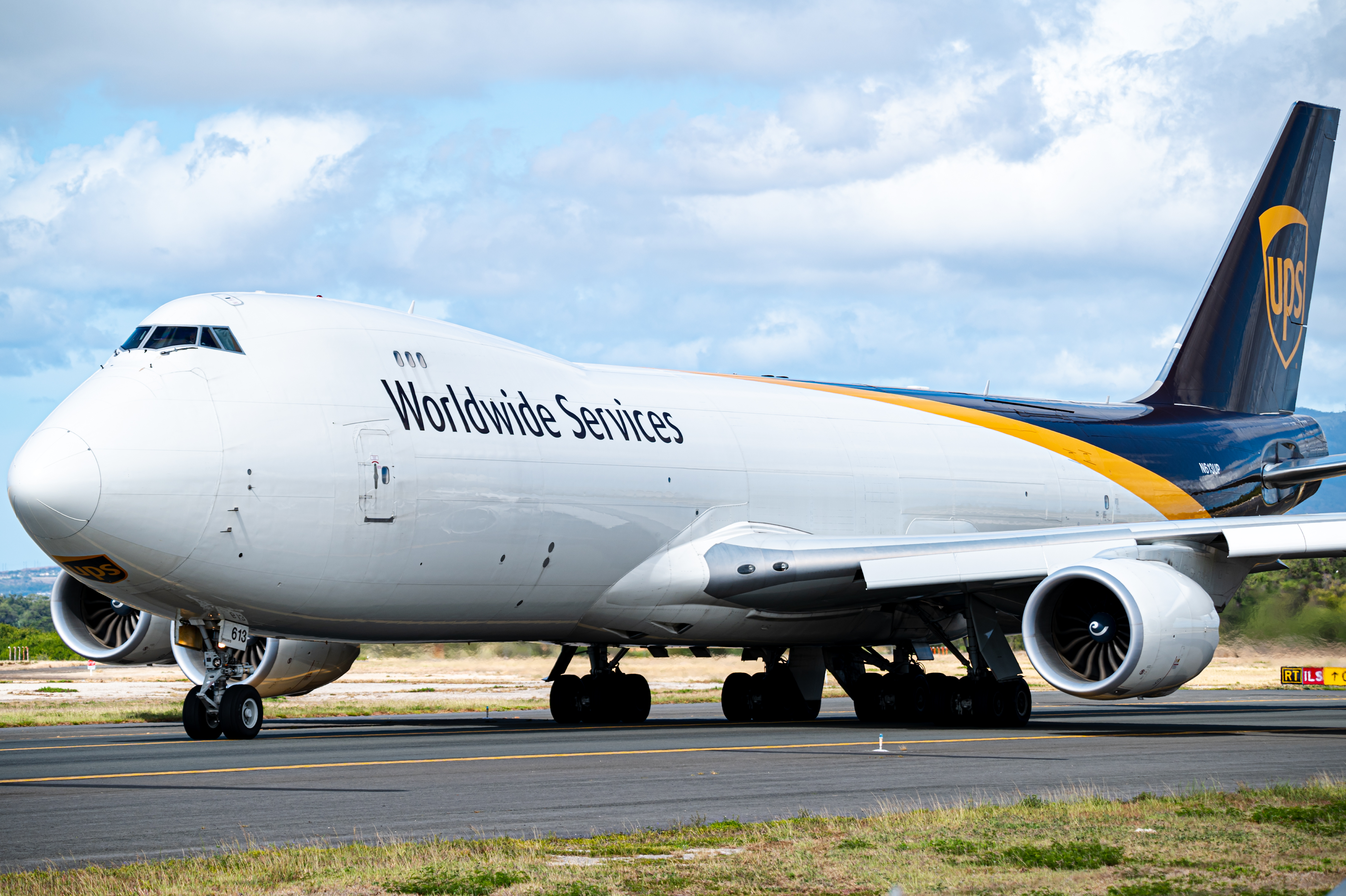 Full size: United Parcel Service Boeing 747-8F N613UP at Daniel K Inouye International Airport