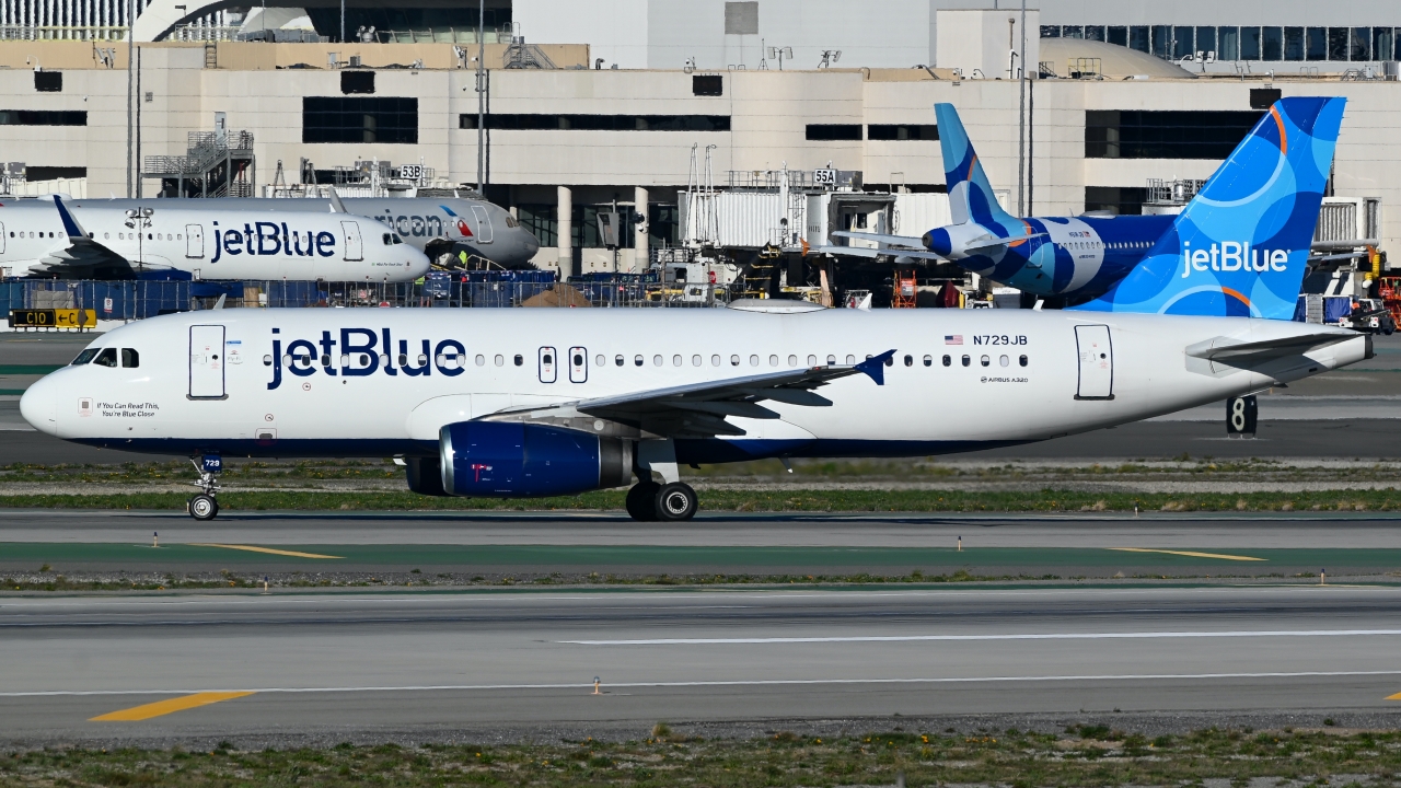 Full size: JetBlue Airways Airbus A320 N729JB at Los Angeles International Airport
