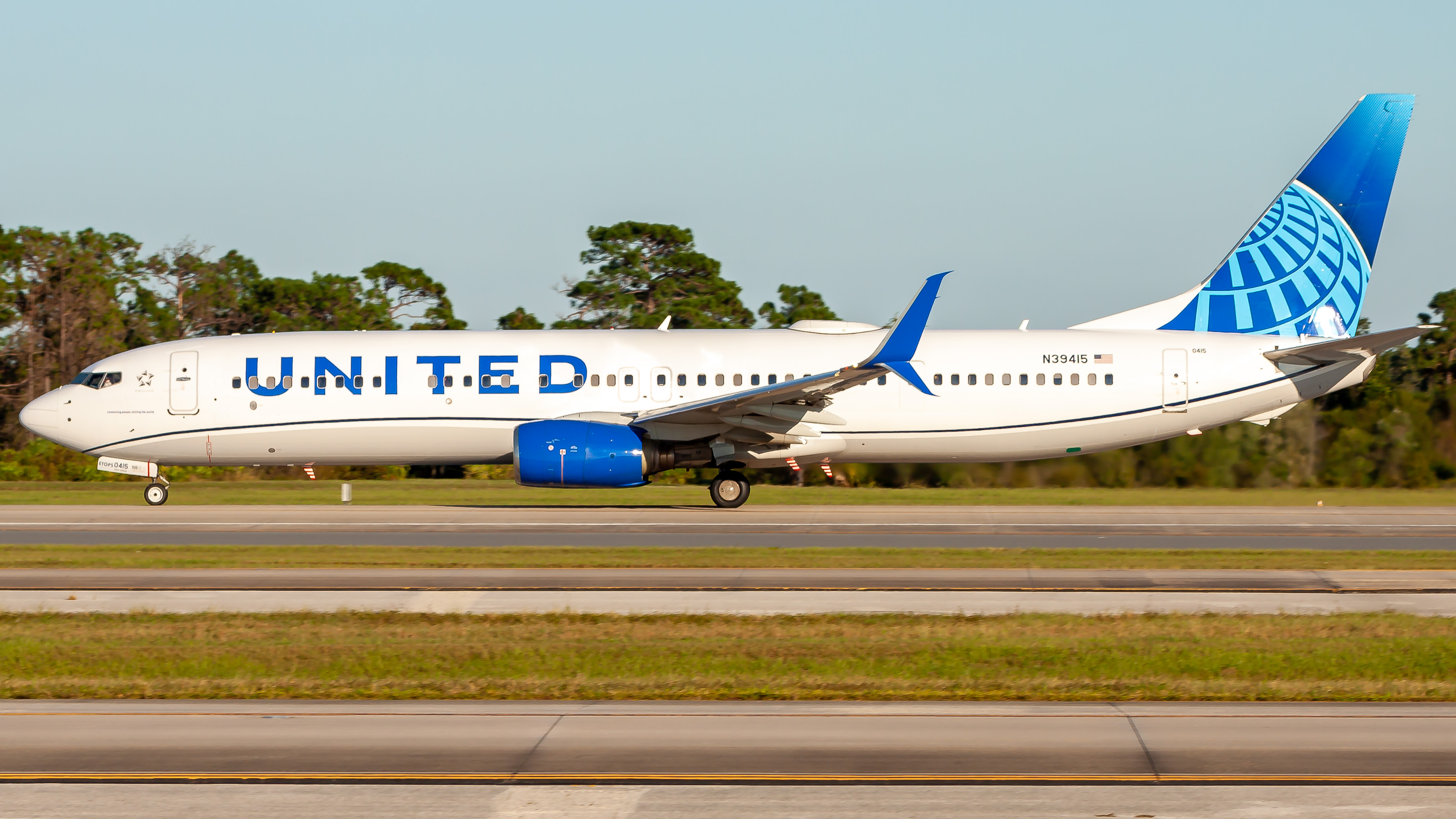 Full size: United Airlines Boeing 737-900ER N39415 at Orlando International Airport