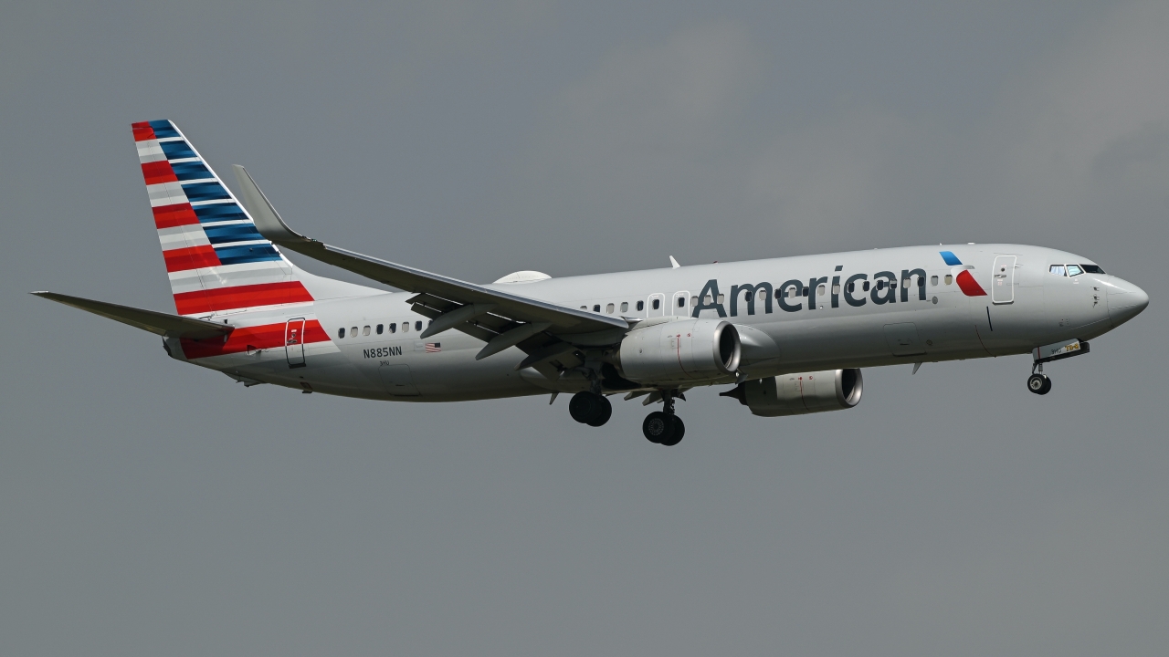 Full size: American Airlines Boeing 737-800 N885NN at Dallas-Fort Worth International Airport