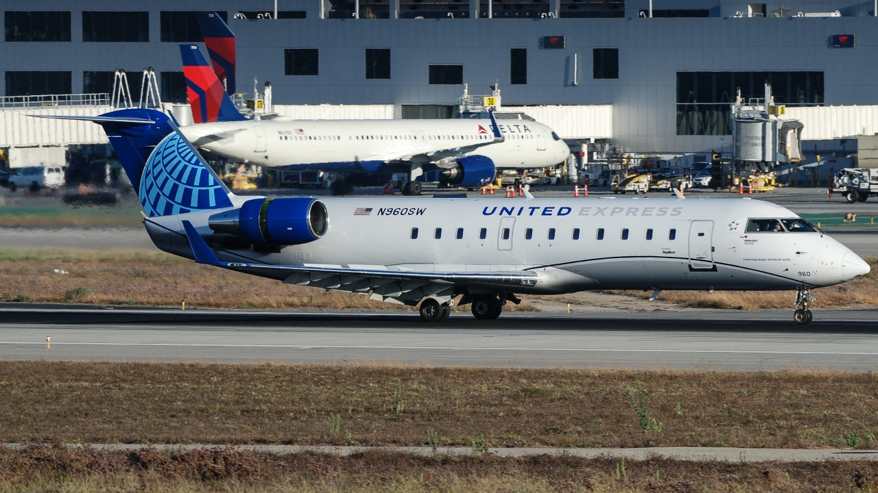Full size: United Express Mitsubishi CRJ-200 N960SW at Los Angeles International Airport