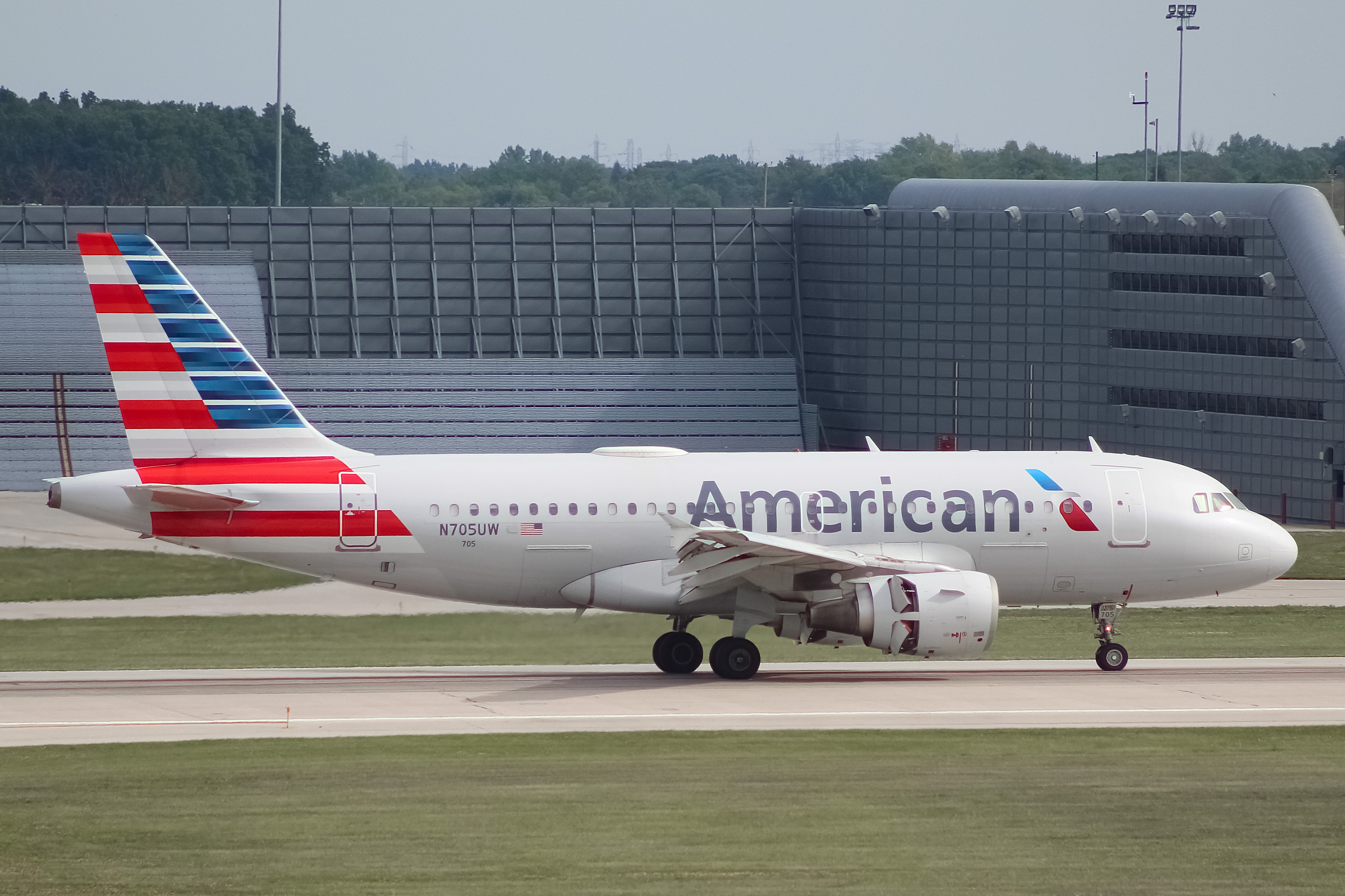 Full size: American Airlines Airbus A319 N705UW at General Mitchell International Airport
