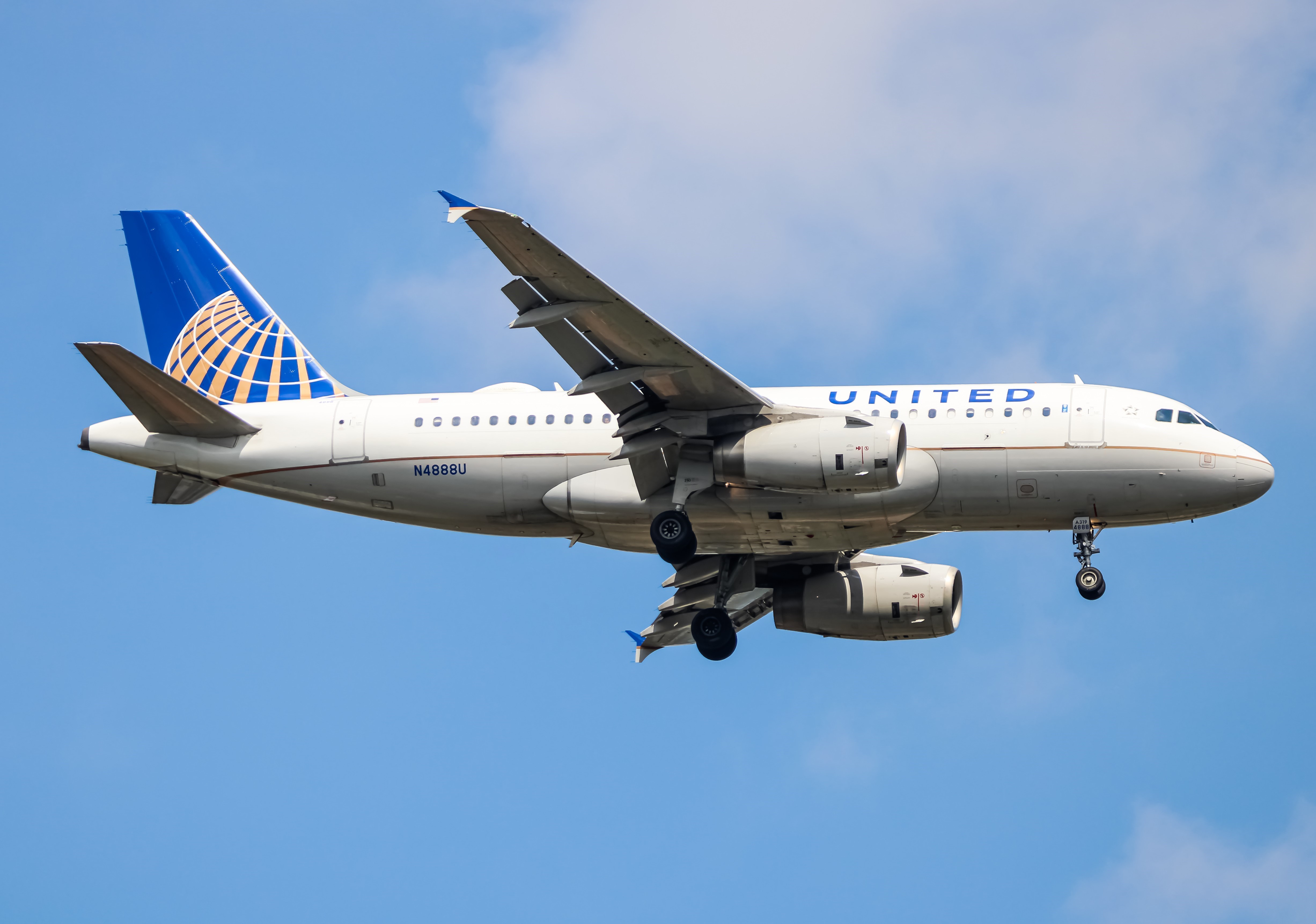 Full size: United Airlines Airbus A320 N488UA at Washington Dulles International Airport