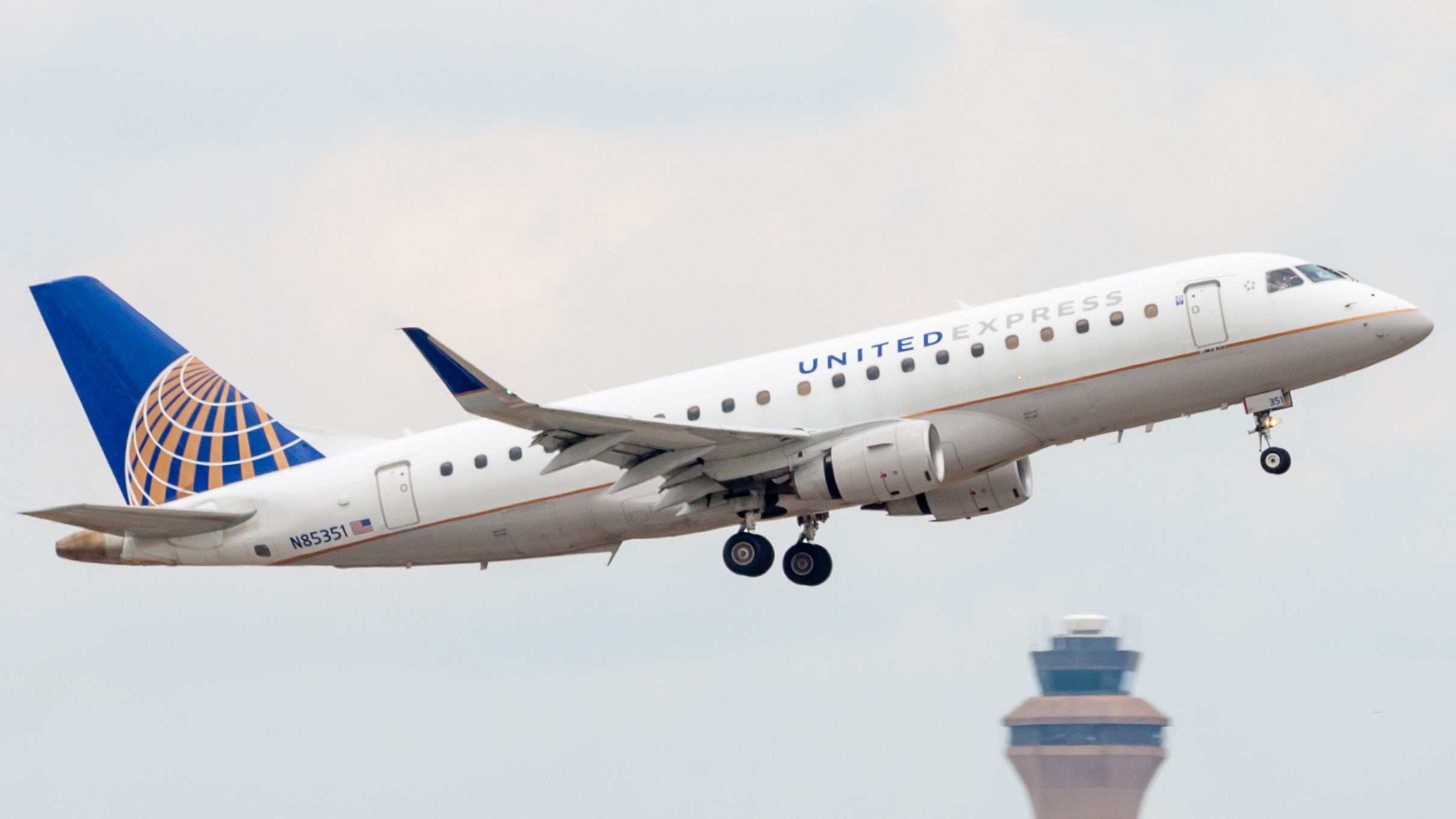 Full size: United Express Embraer E175 N85351 at Houston-George Bush Intercontinental Airport