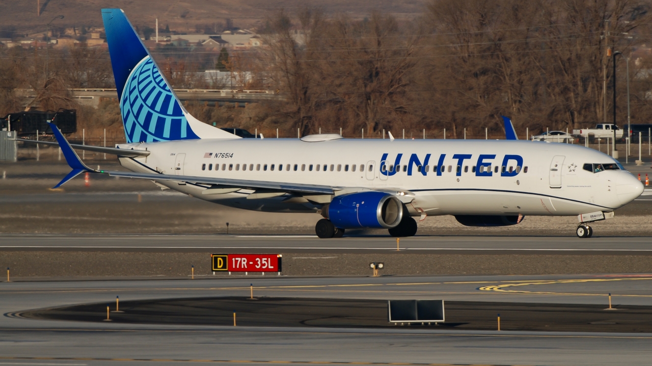 Full size: United Airlines Boeing 737-800 N76514 at Reno/Tahoe International Airport