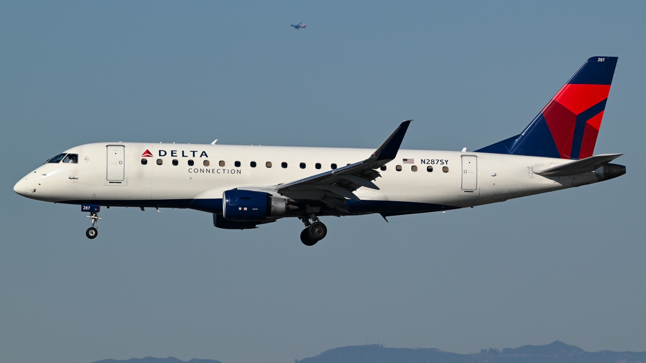 Full size: Delta Airlines Embraer E175 N287SY at Los Angeles International Airport