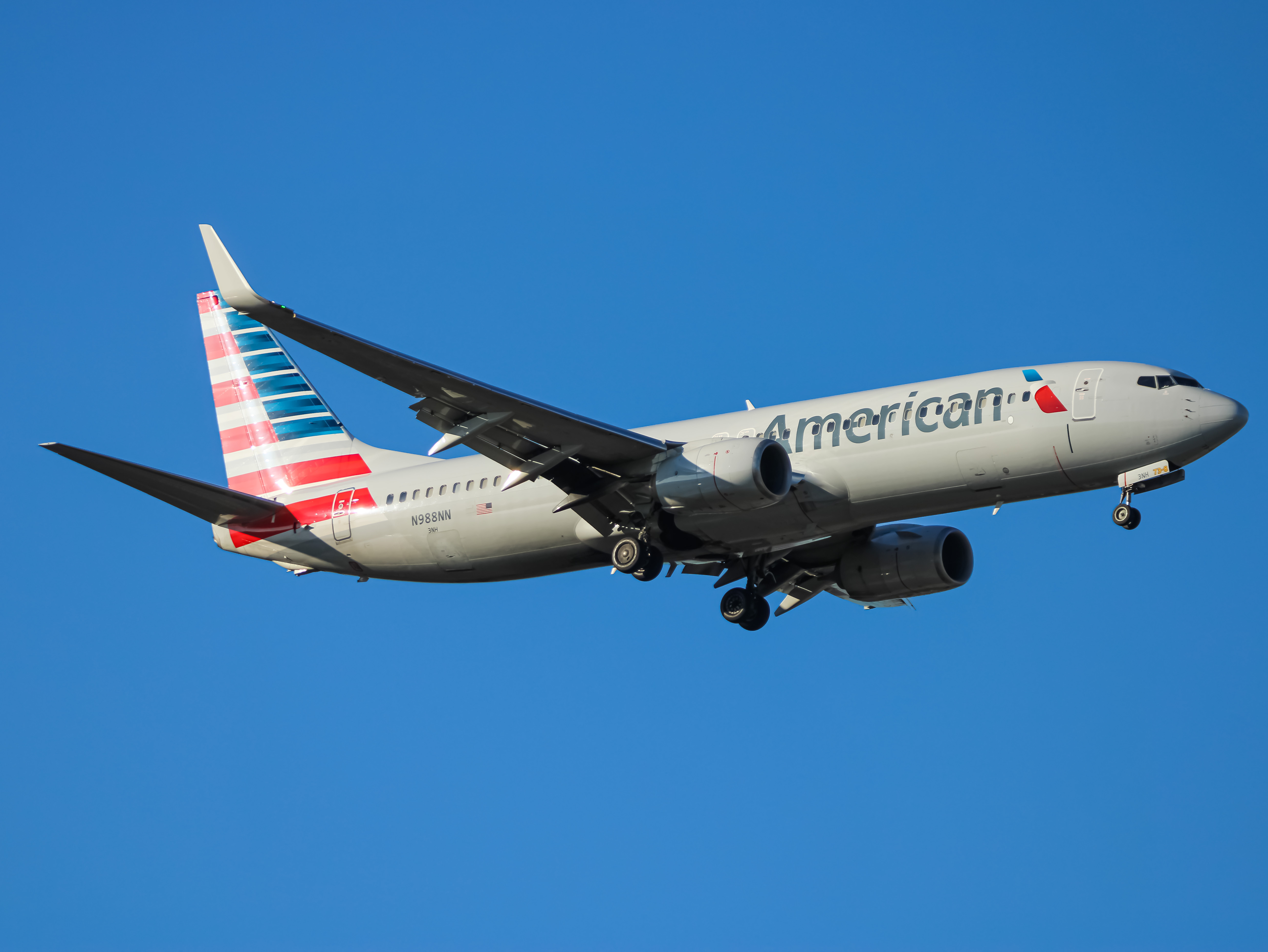 Full size: American Airlines Boeing 737-800 N988NN at Baltimore/Washington International Thurgood Marshall Airport