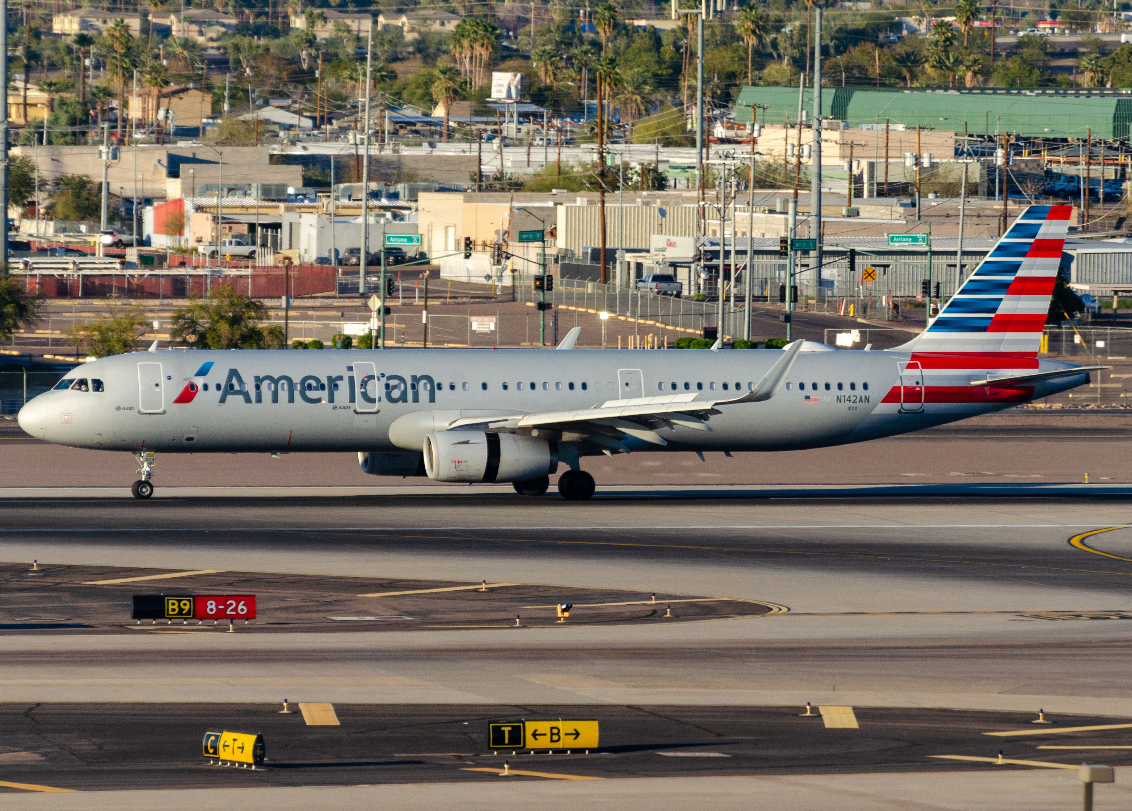 Full size: American Airlines Airbus A321-200 N142AN at Phoenix Sky Harbor International Airport