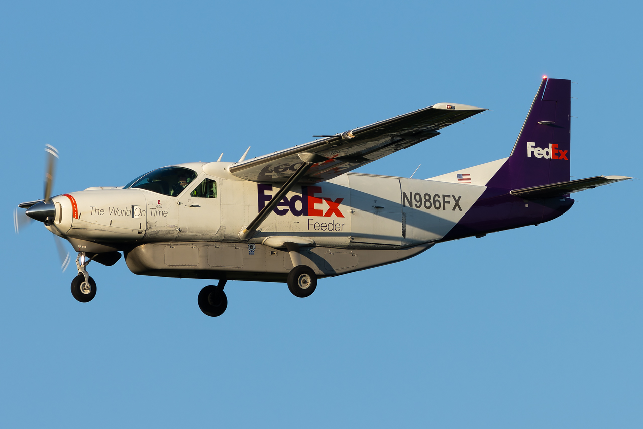Full size: FedEx Cessna 208B Super Cargomaster N986FX at Pittsburgh International Airport