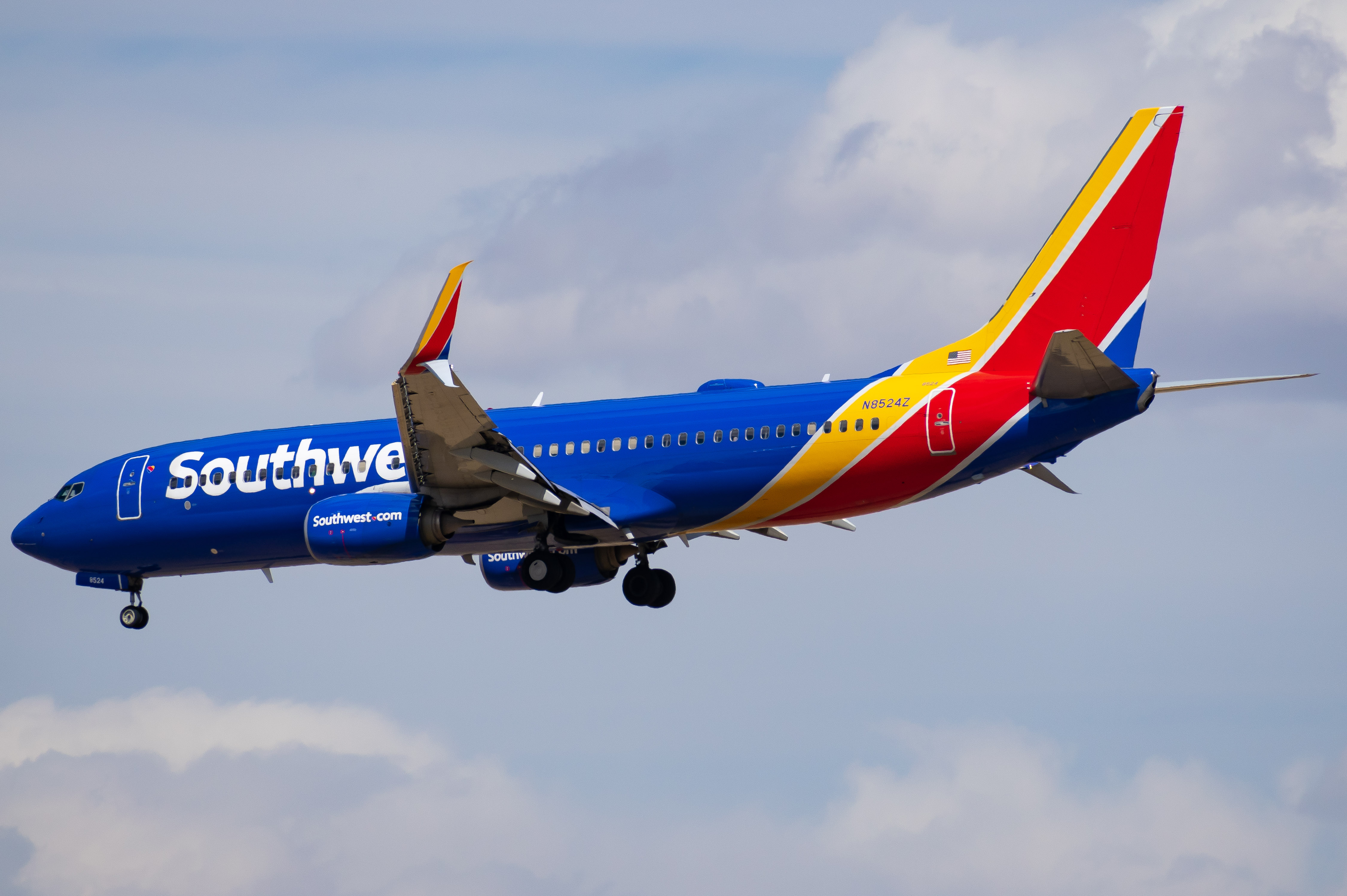 Full size: Southwest Airlines Boeing 737-800 N8524Z at Denver International Airport