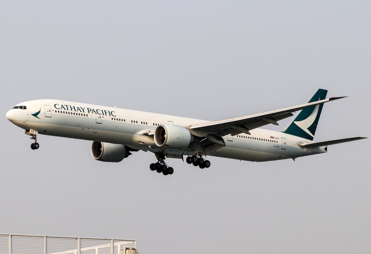 Full size: Cathay Pacific Boeing 777-300 B-KPZ at Hong Kong International Airport