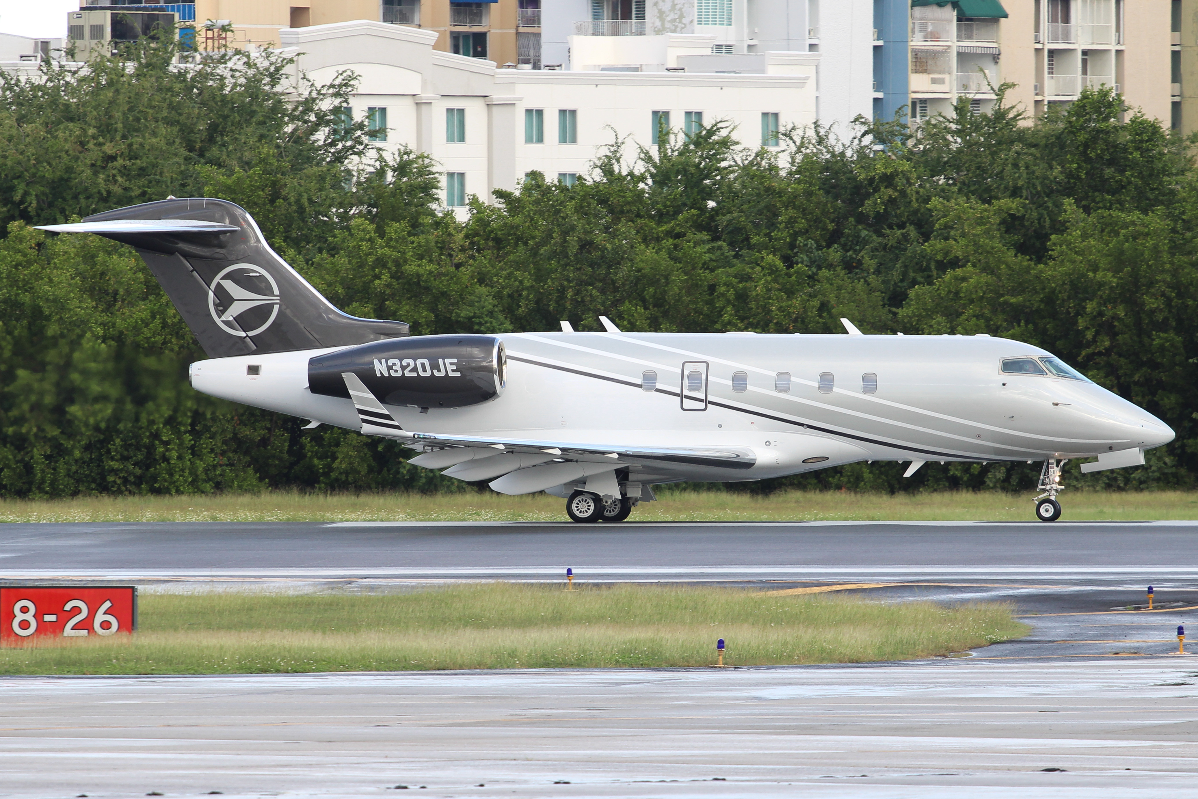 Full size: PRIVATE Challenger 300 N320JE at San Juan Luis Munoz Marin International Airport