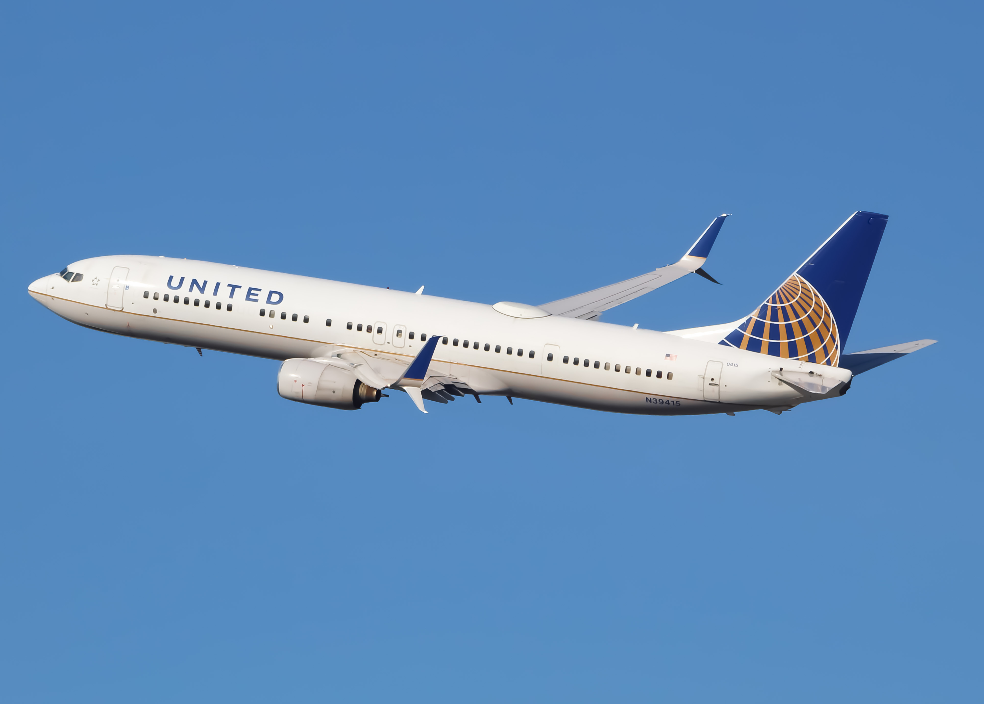 Full size: United Airlines Boeing 737-900ER N39415 at Newark Liberty International Airport