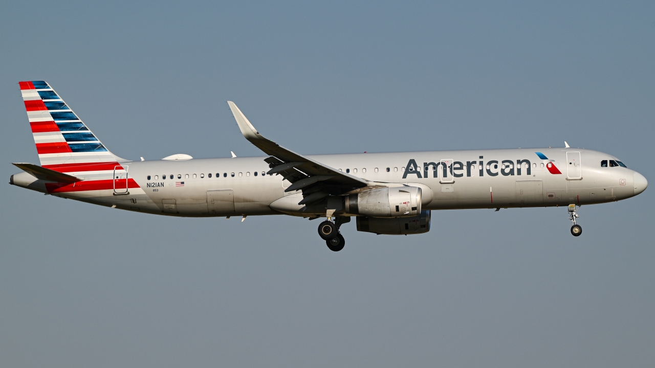 Full size: American Airlines Airbus A321-200 N121AN at Dallas-Fort Worth International Airport
