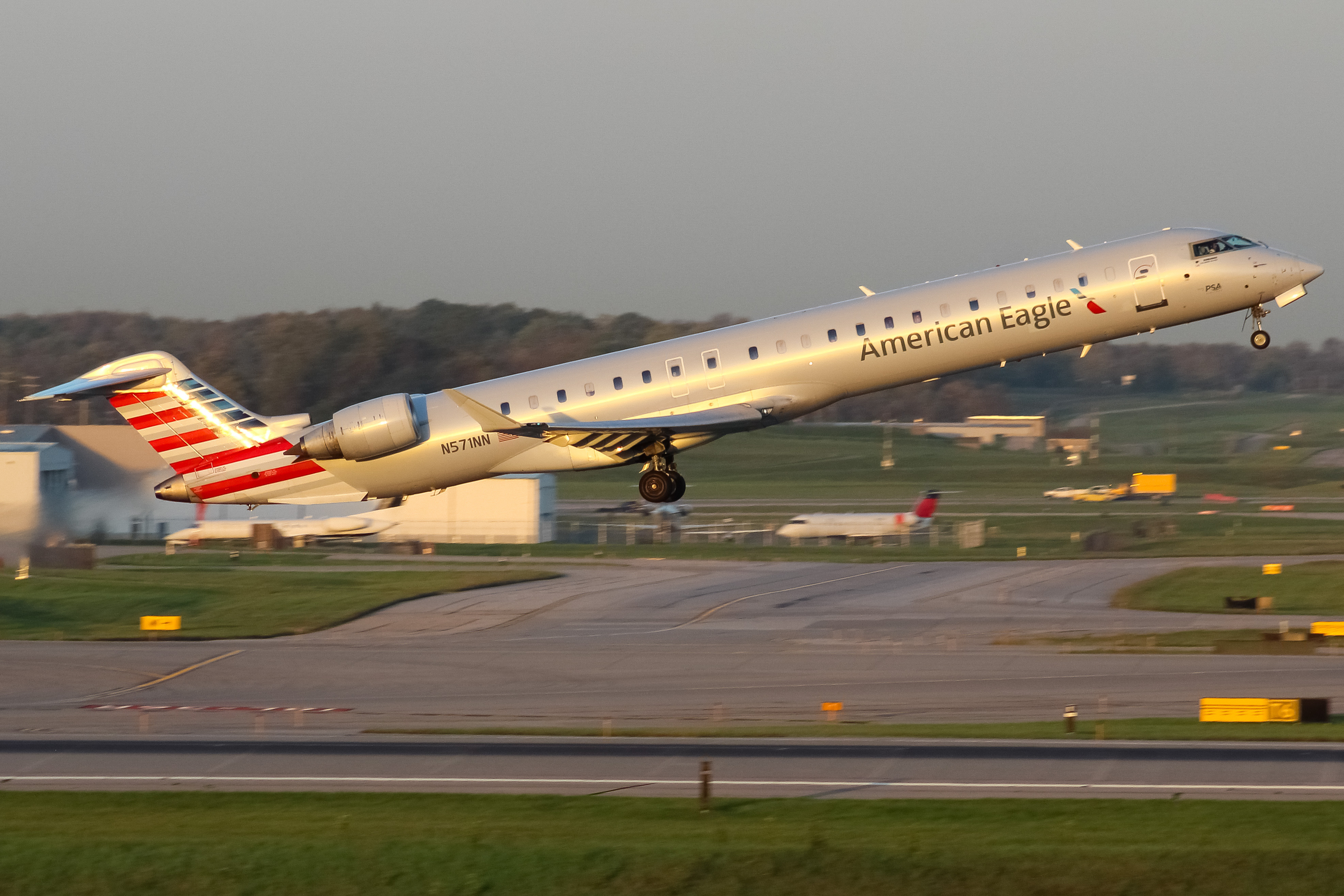 Full size: American Eagle Mitsubishi CRJ-900 N571NN at Cincinnati/Northern Kentucky International Airport