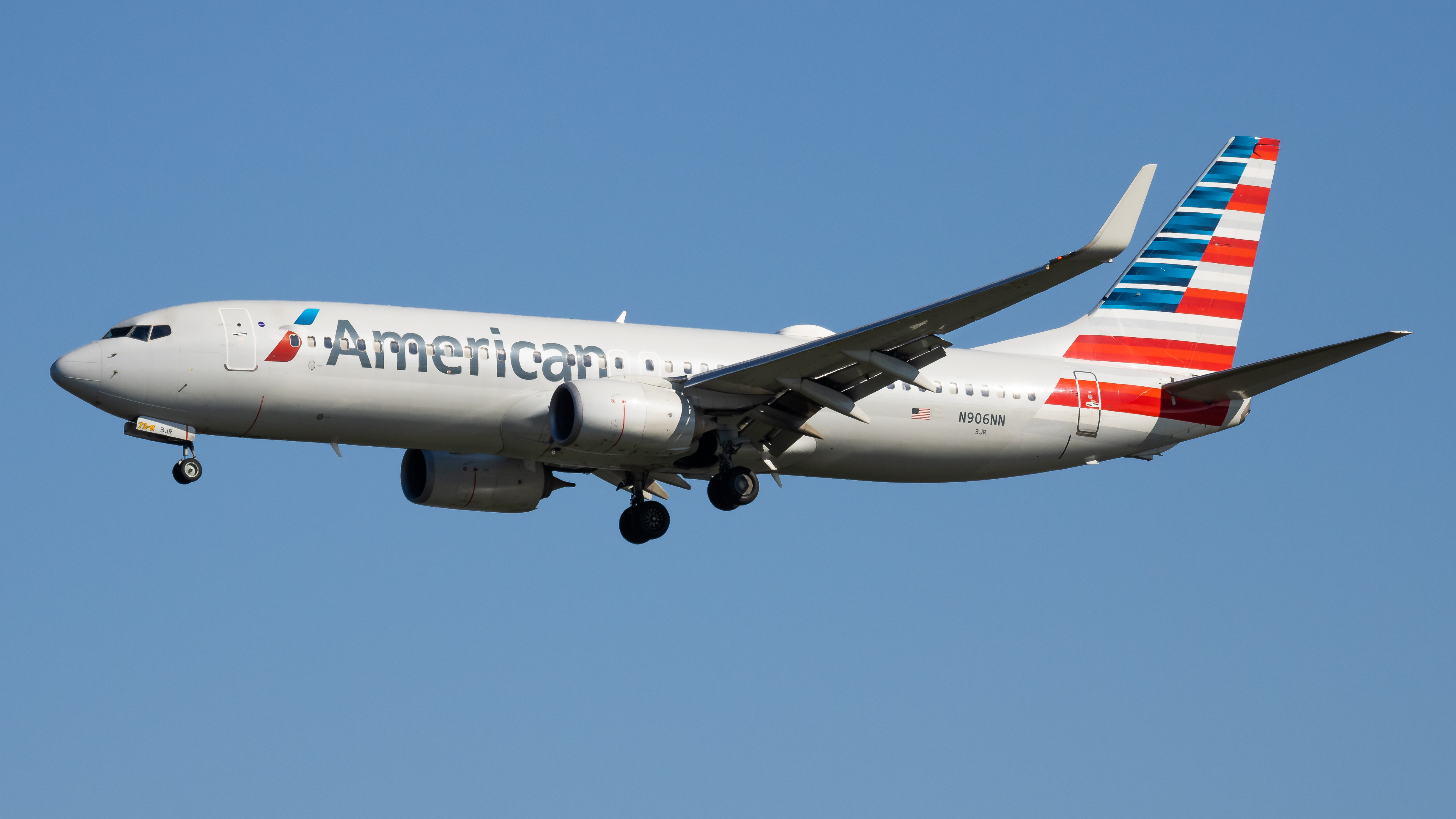 Full size: American Airlines Boeing 737-800 N906NN at Ronald Reagan National Airport