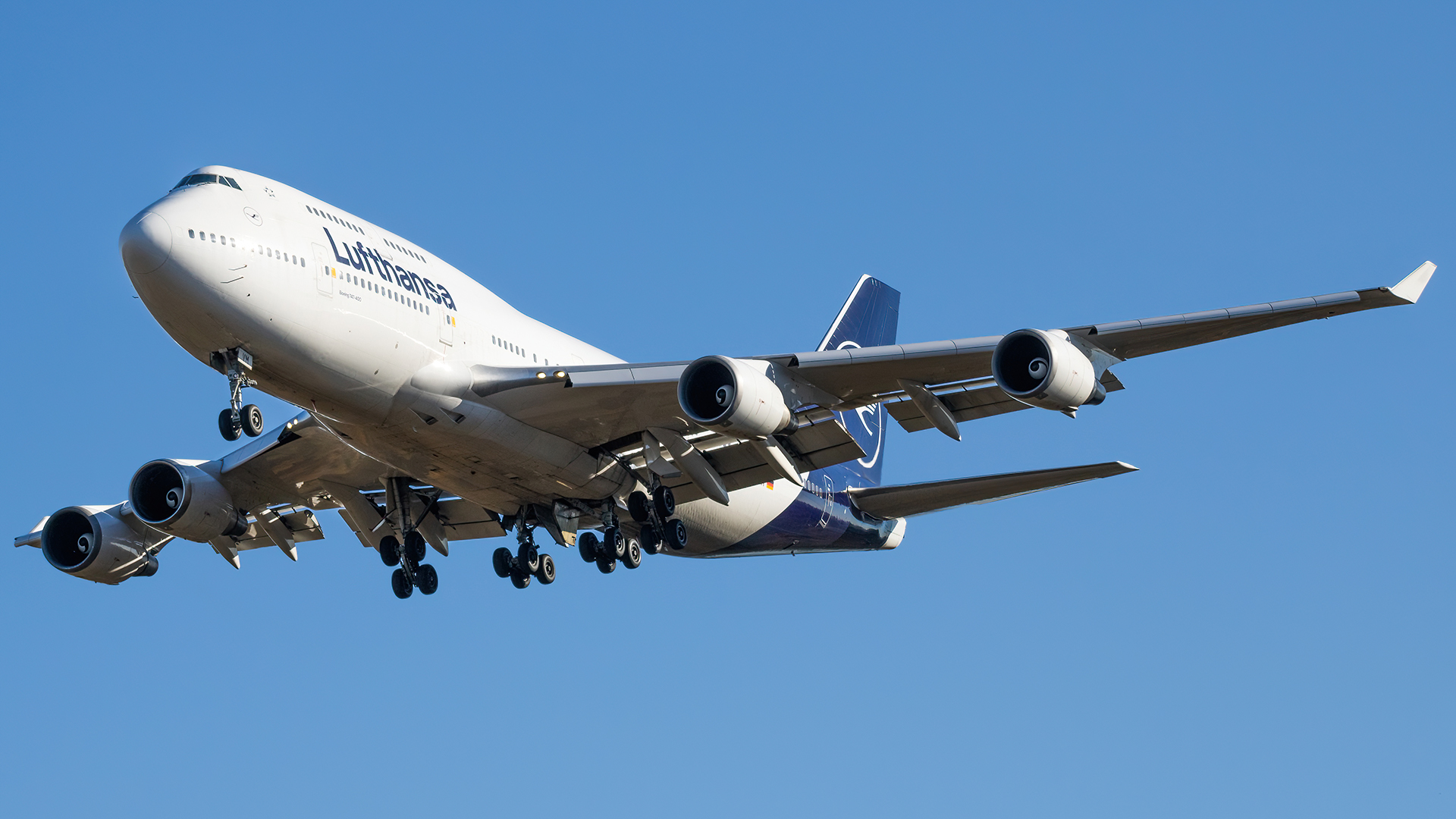 Full size: Lufthansa Boeing 747-400 D-ABVM at Washington Dulles International Airport