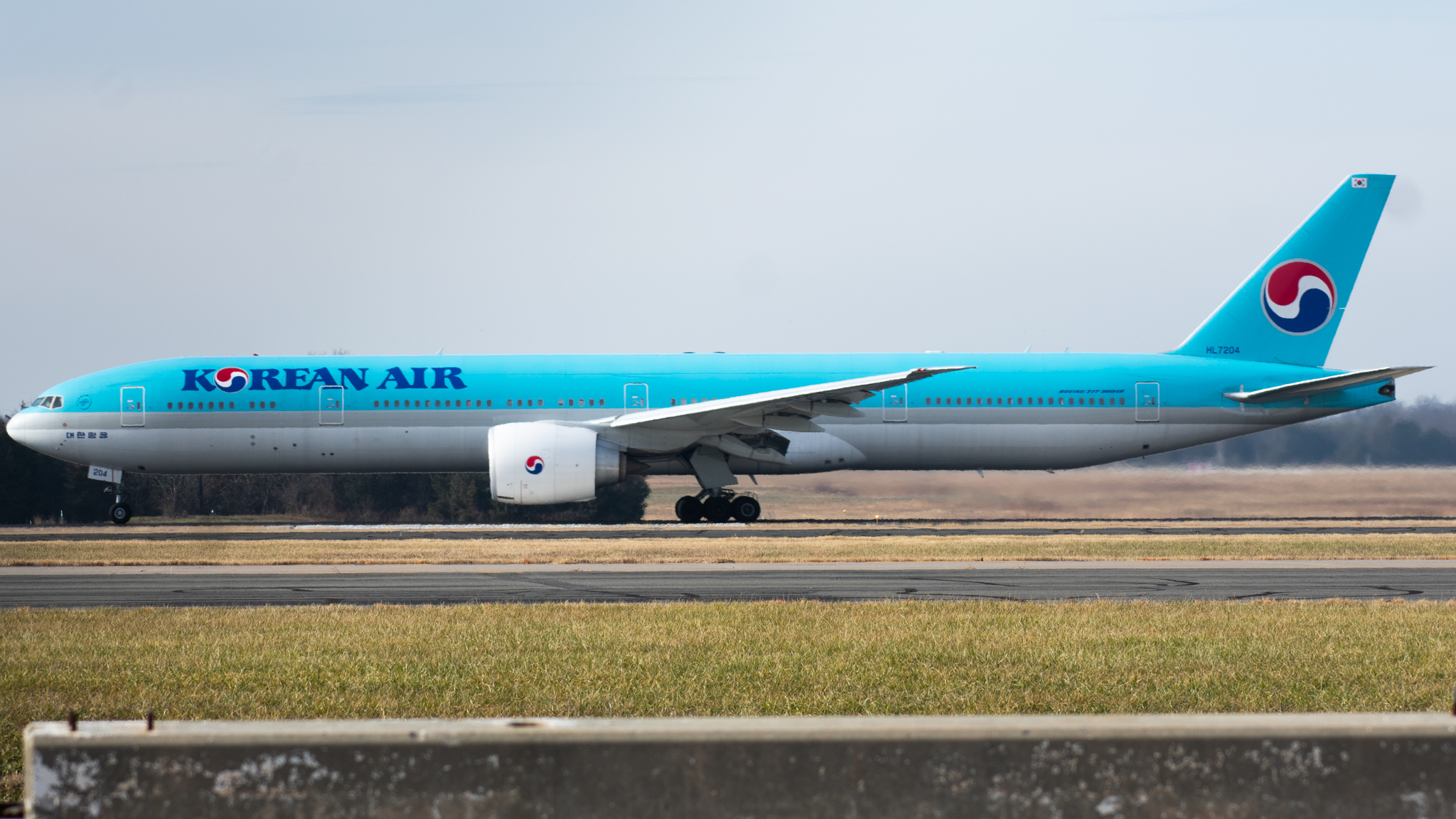 Full size: Korean Air Boeing 777-300ER HL7204 at Washington Dulles International Airport