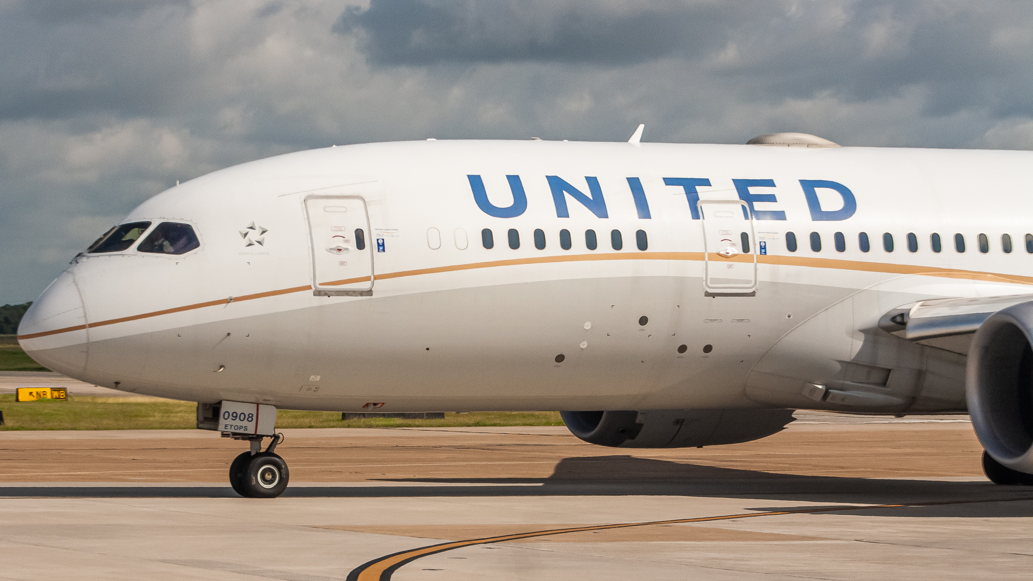 Full size: United Airlines Boeing 787-8 N27908 at Houston-George Bush Intercontinental Airport