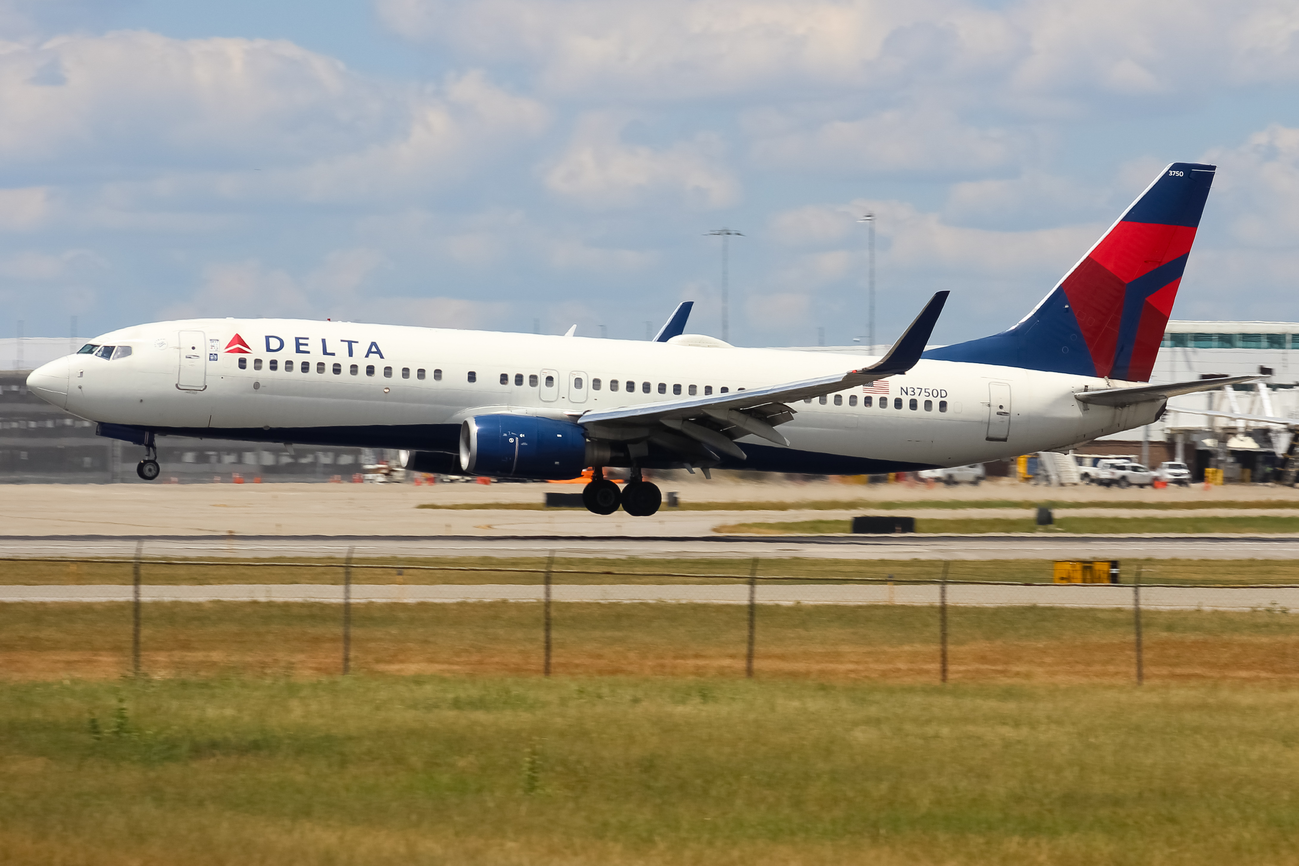 Full size: Delta Airlines Boeing 737-800 N3750D at Cincinnati/Northern Kentucky International Airport