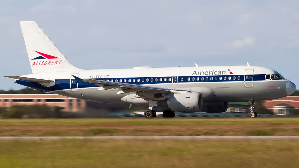 Full size: American Airlines Airbus A319 N745VJ at Savannah/Hilton Head International Airport