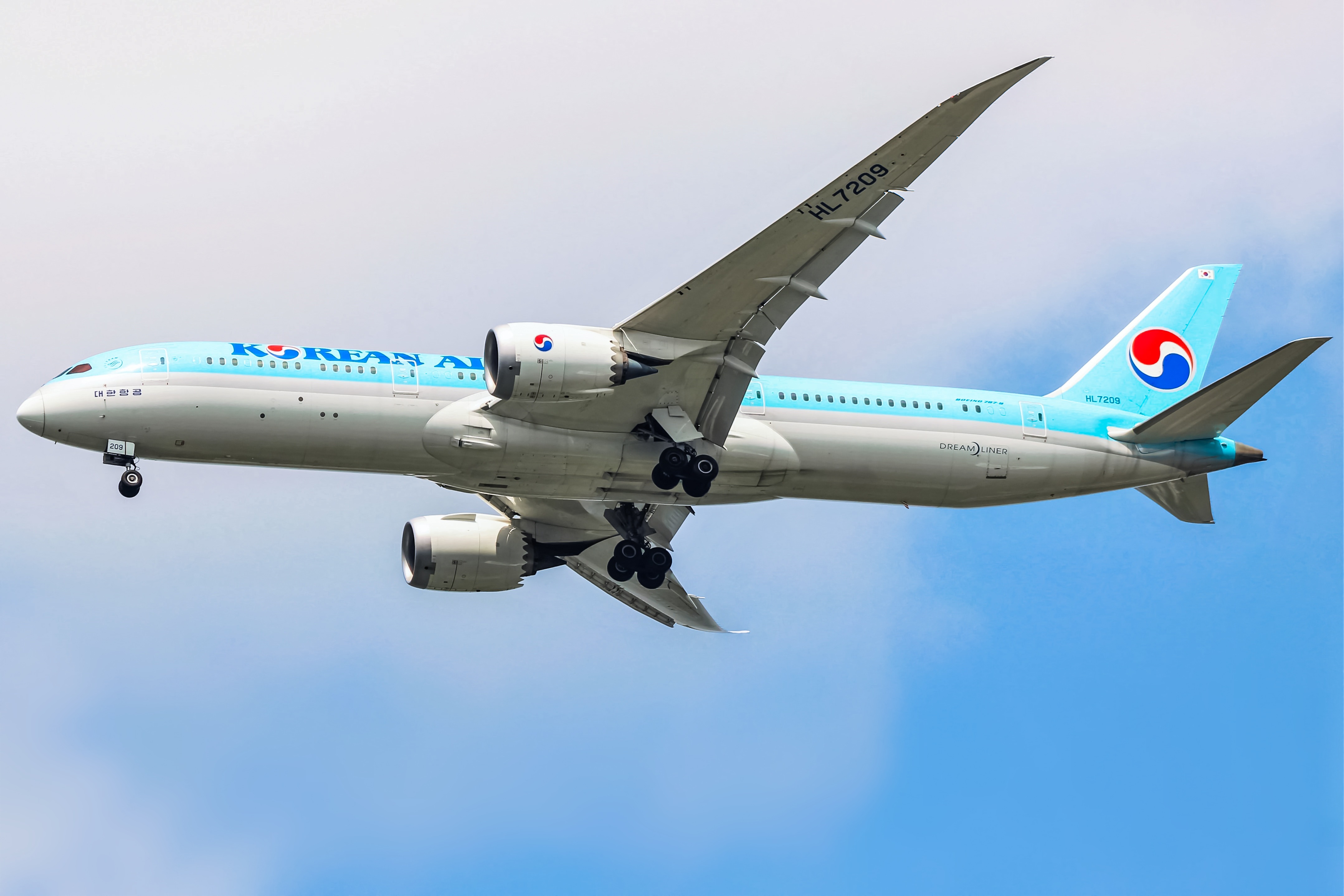Full size: Korean Air Boeing 787-9 HL7209 at Washington Dulles International Airport