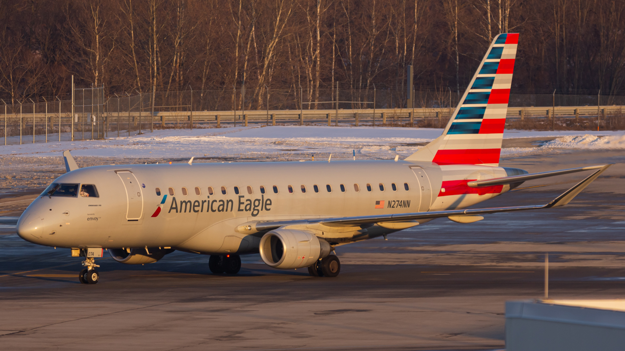 Full size: American Airlines Embraer E175 N274NN at John Glenn Columbus International Airport