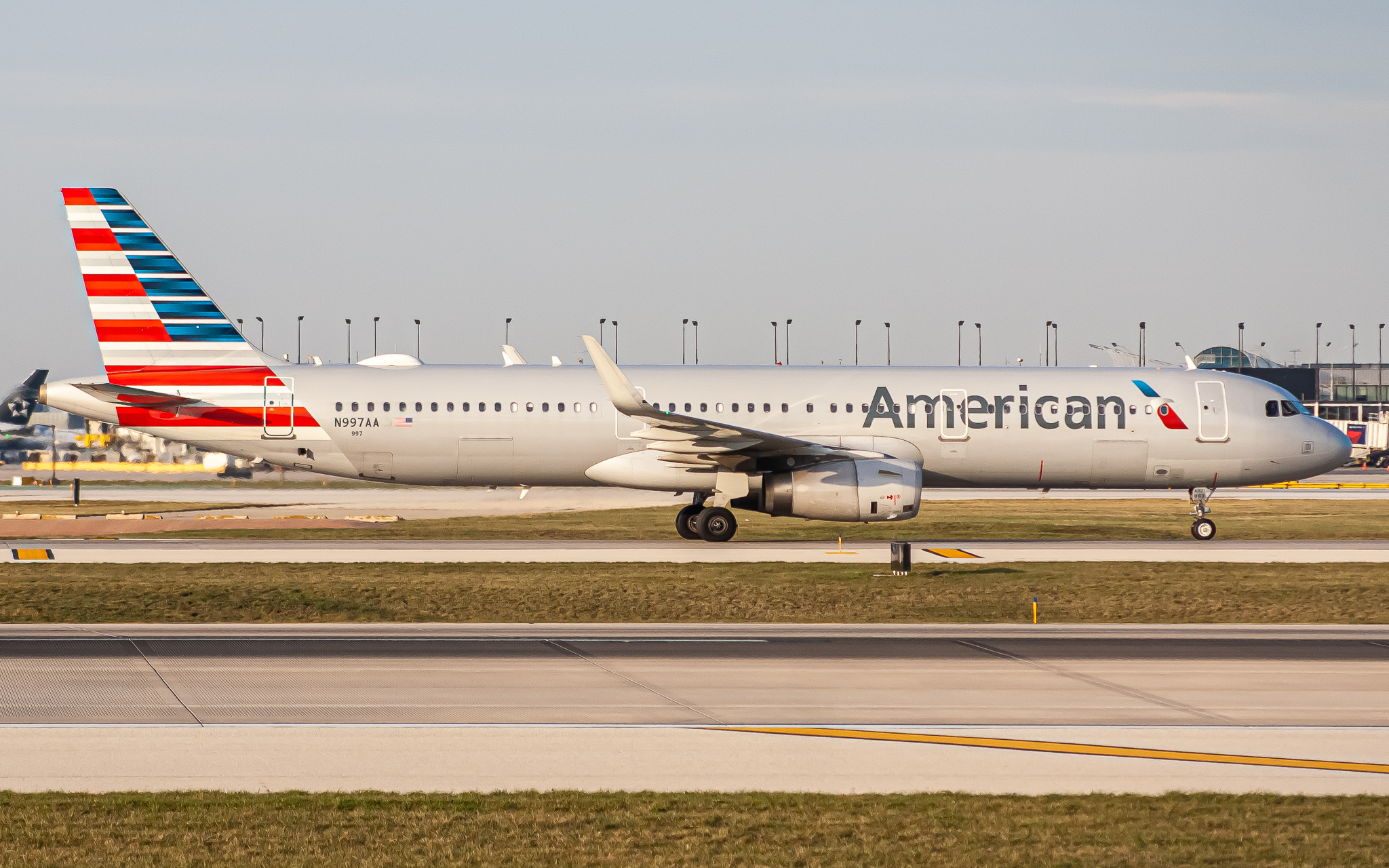 Full size: American Airlines Airbus A321-200 N997AA at Chicago O'Hare International Airport