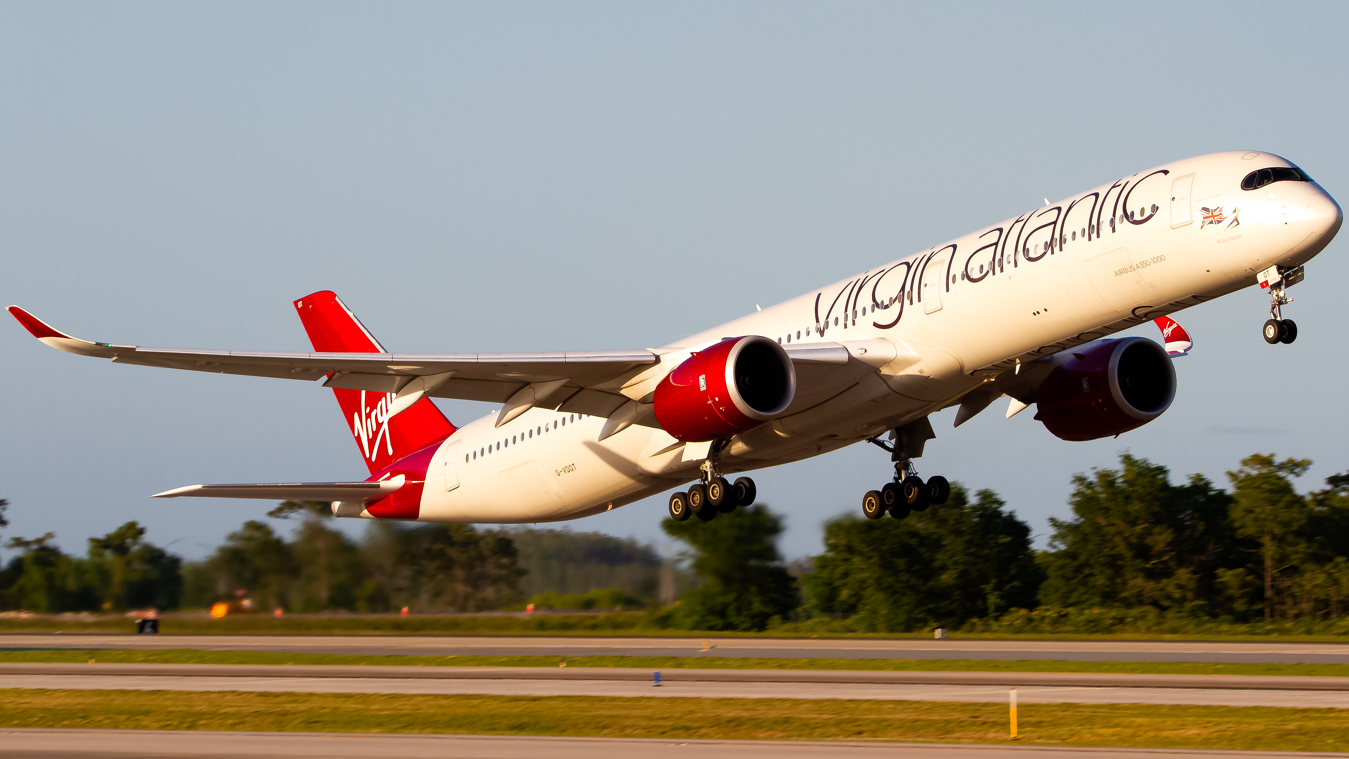 Full size: Virgin Atlantic Airbus A350-1000 G-VDOT at Orlando International Airport