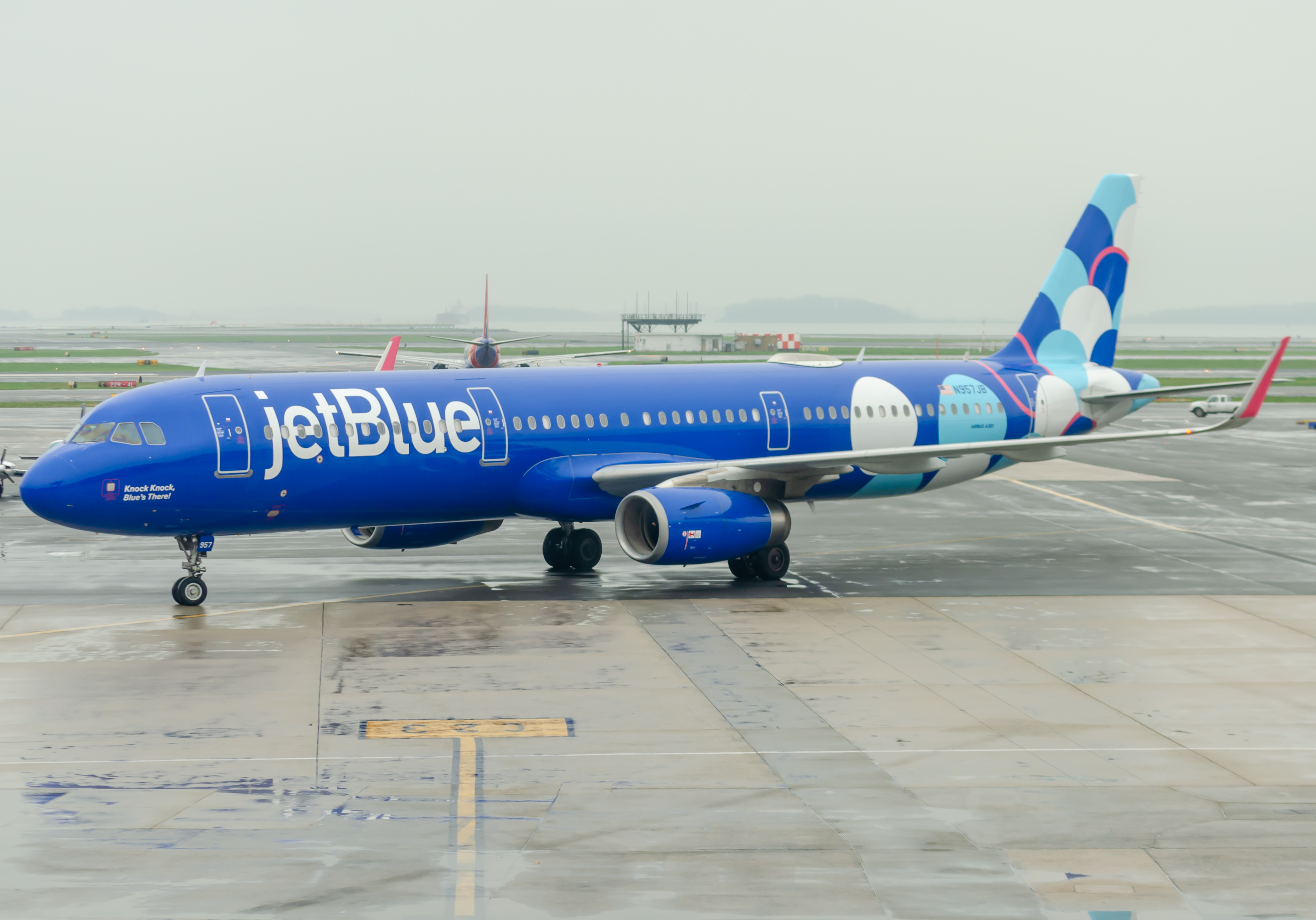 Full size: JetBlue Airways Airbus A321-200 N957JB at General Edward Lawrence Logan International Airport