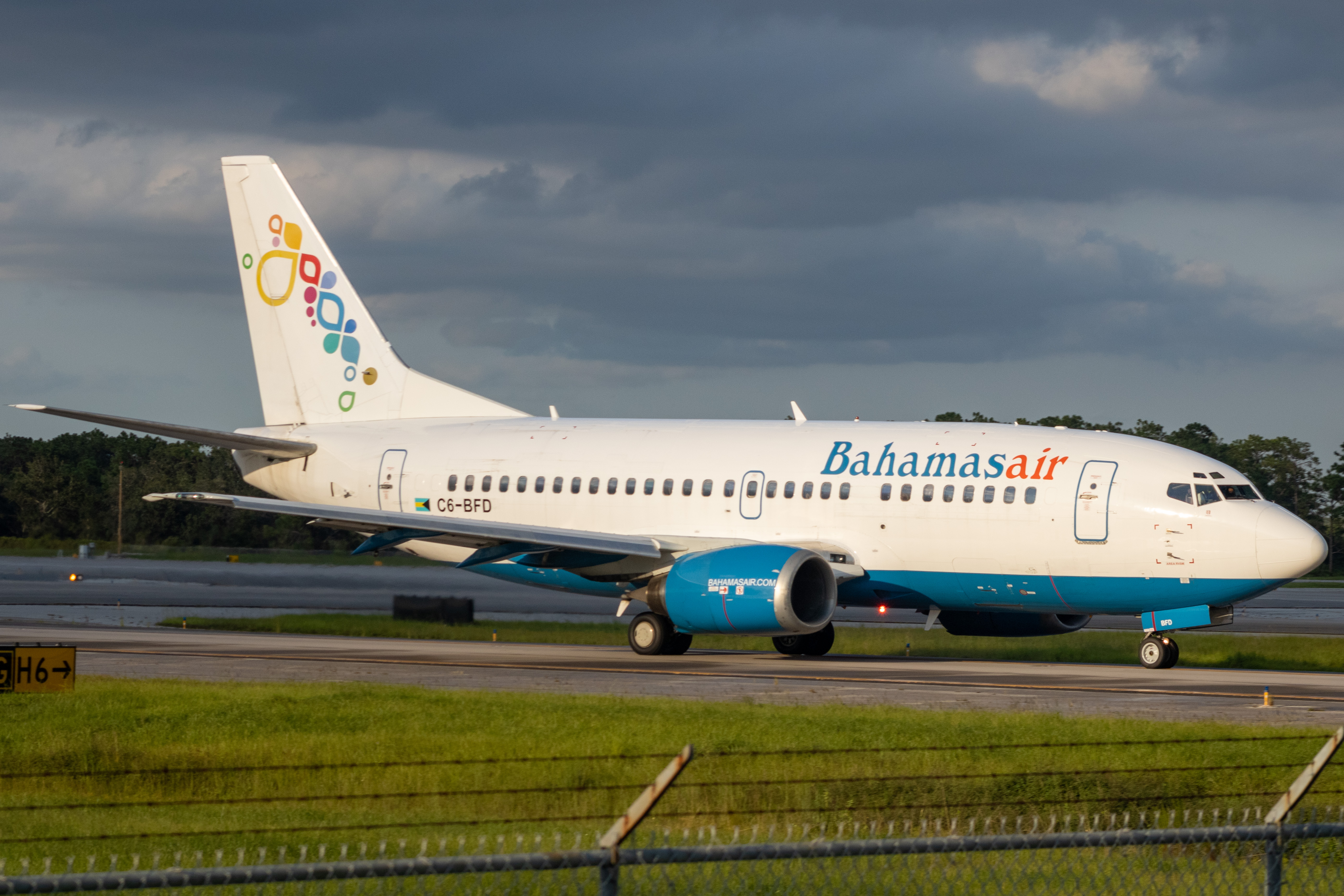 Full size: Bahamasair Boeing 737-500 C6-BFD at Orlando International Airport