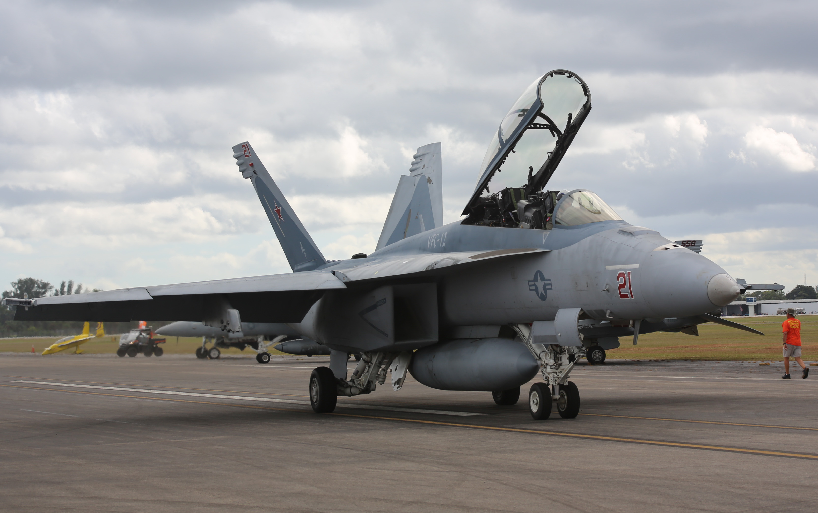 Full size: USN - United States Navy Boeing F/A-18E/F Super Hornet 165890 at Stuart Witham Field Airport