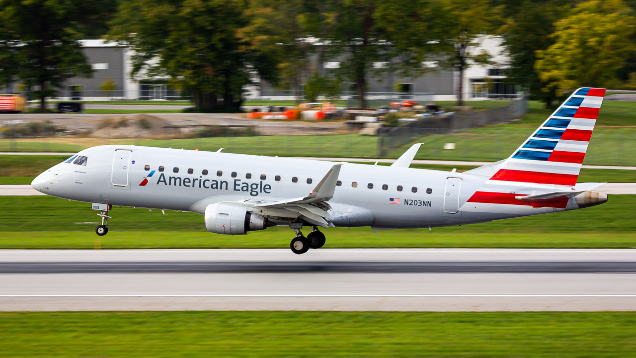Full size: American Eagle Embraer E170 N203NN at John Glenn Columbus International Airport