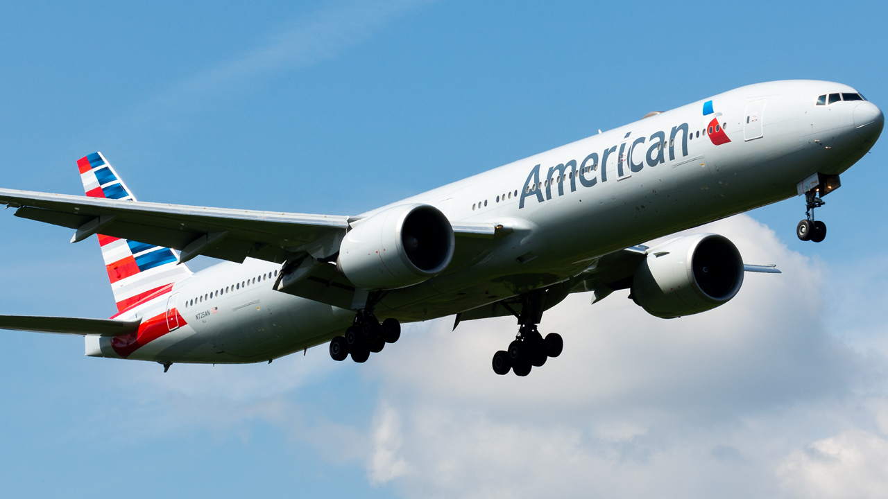 Full size: American Airlines Boeing 777-300ER N725AN at London Heathrow International Airport