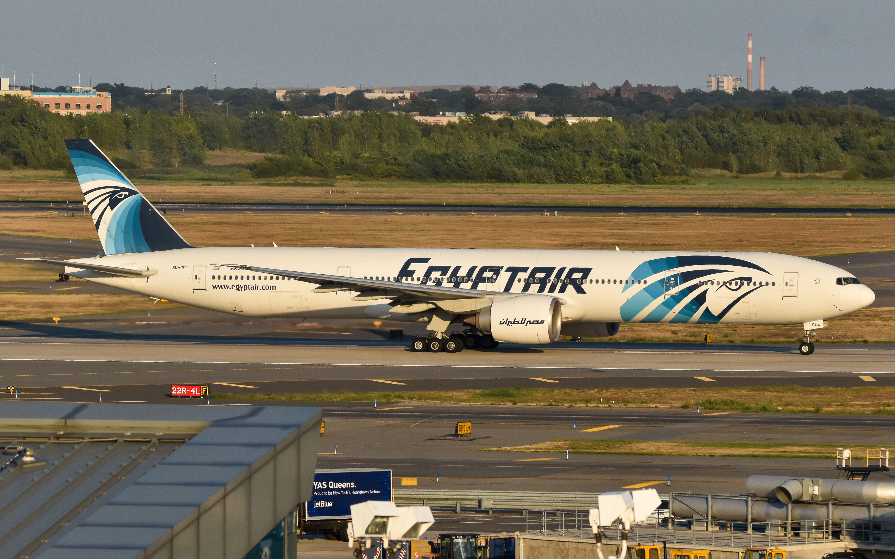 Full size: EgyptAir Boeing 777-300ER SU-GDL at John F. Kennedy International Airport