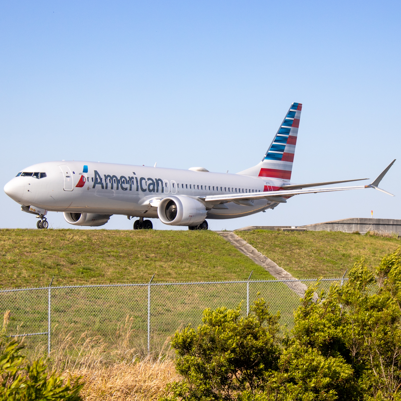 Full size: American Airlines Boeing 737 MAX 8 N336RU at Orlando International Airport