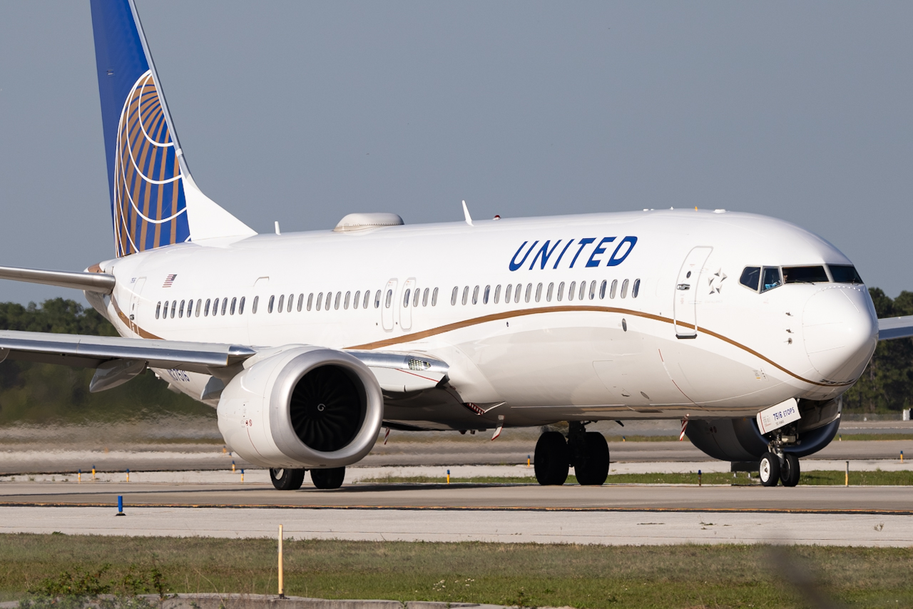 Full size: United Airlines Boeing 737 MAX 9 N37516 at Orlando International Airport