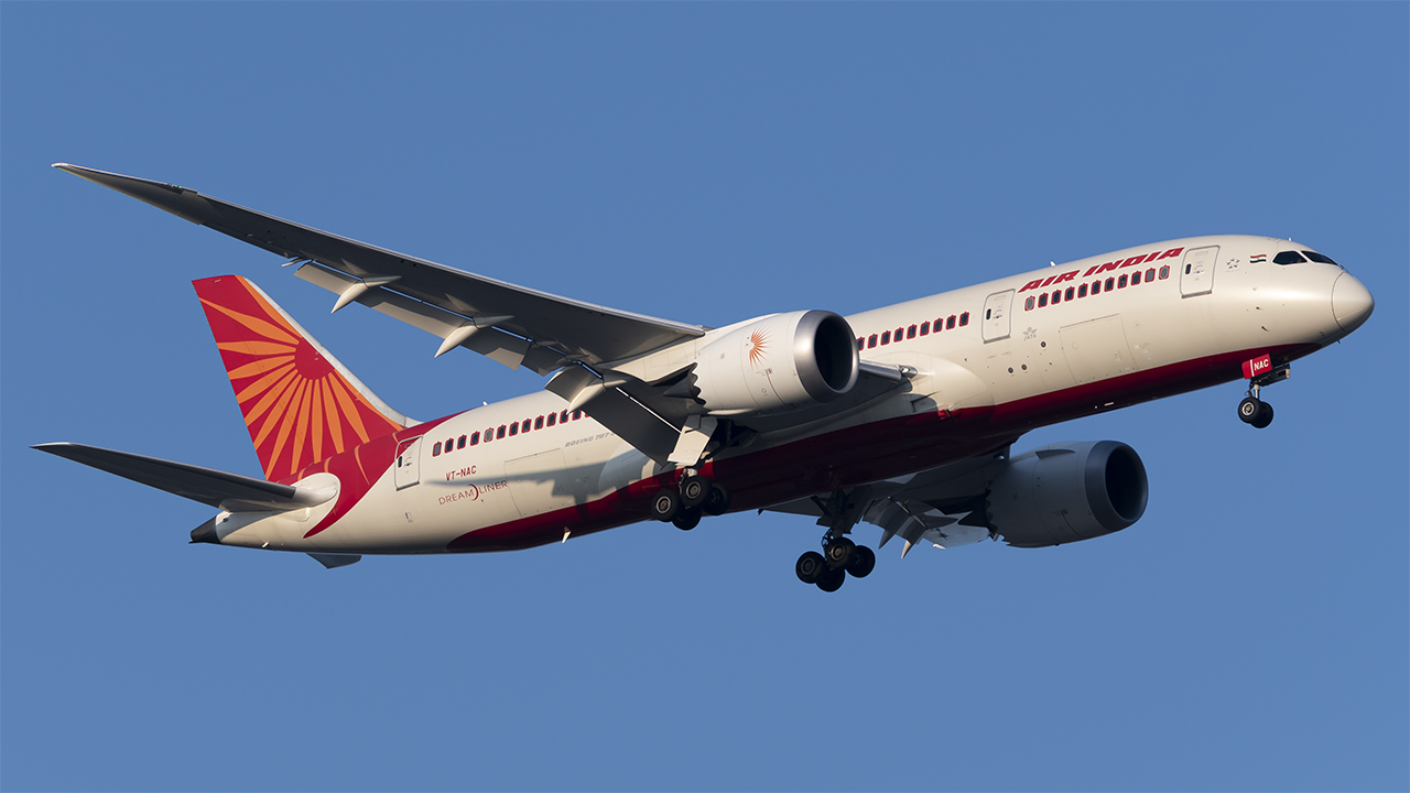 Full size: Air India Boeing 787-8 VT-NAC at Washington Dulles International Airport