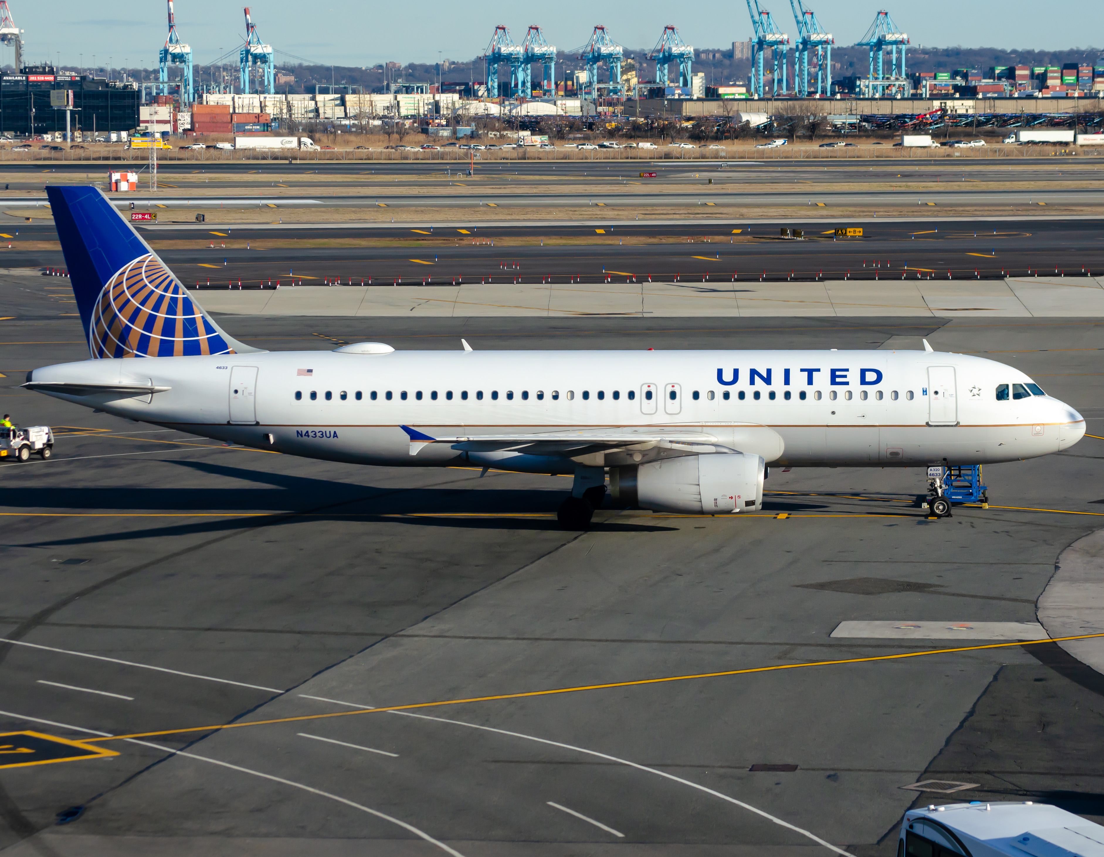 Full size: United Airlines Airbus A320 N433UA at Newark Liberty International Airport