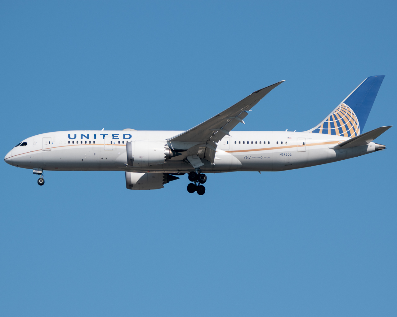 Full size: United Airlines Boeing 787-8 N27903 at Washington Dulles International Airport