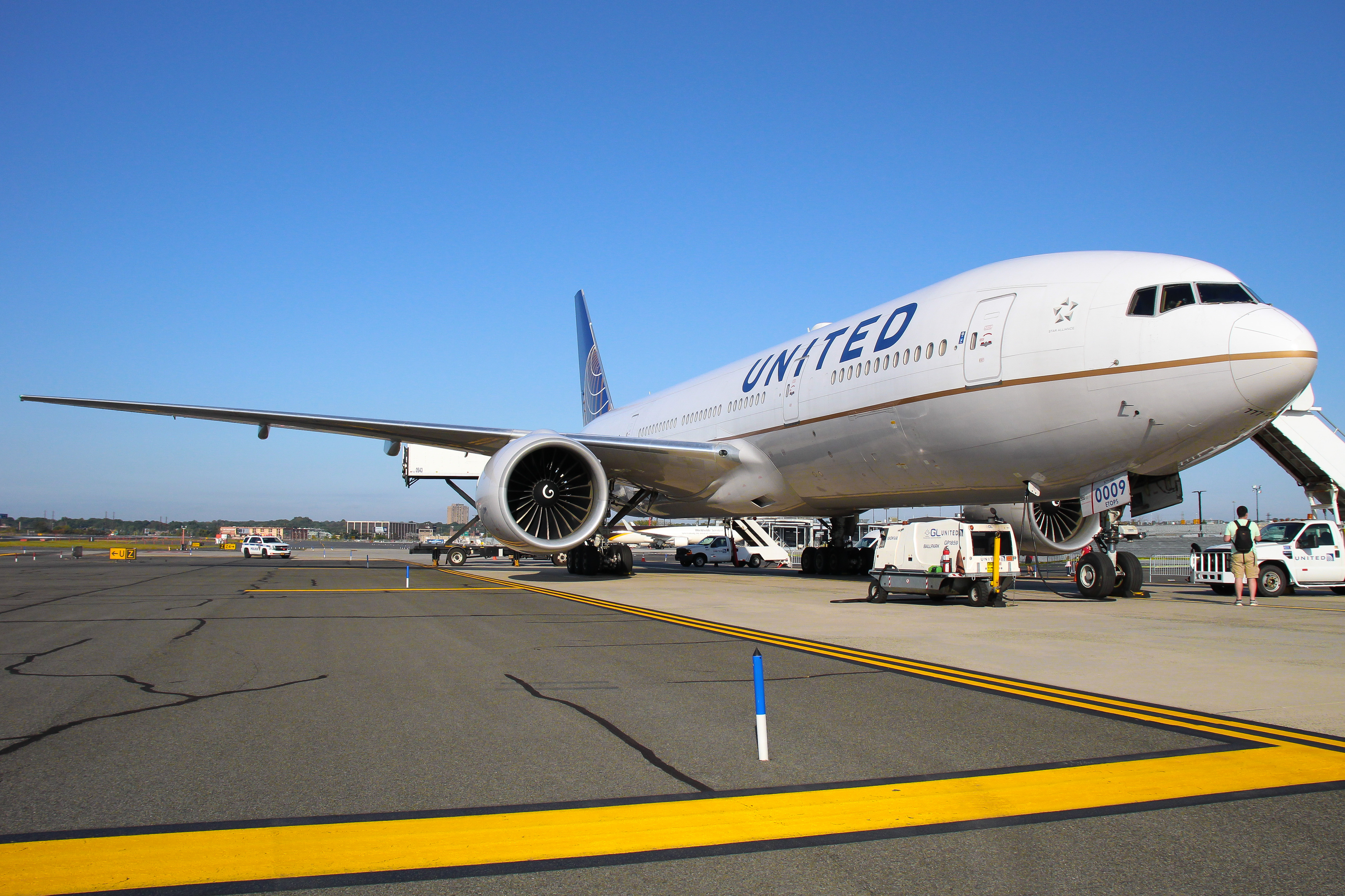 Full size: United Airlines Boeing 777-200ER N78009 at Newark Liberty International Airport