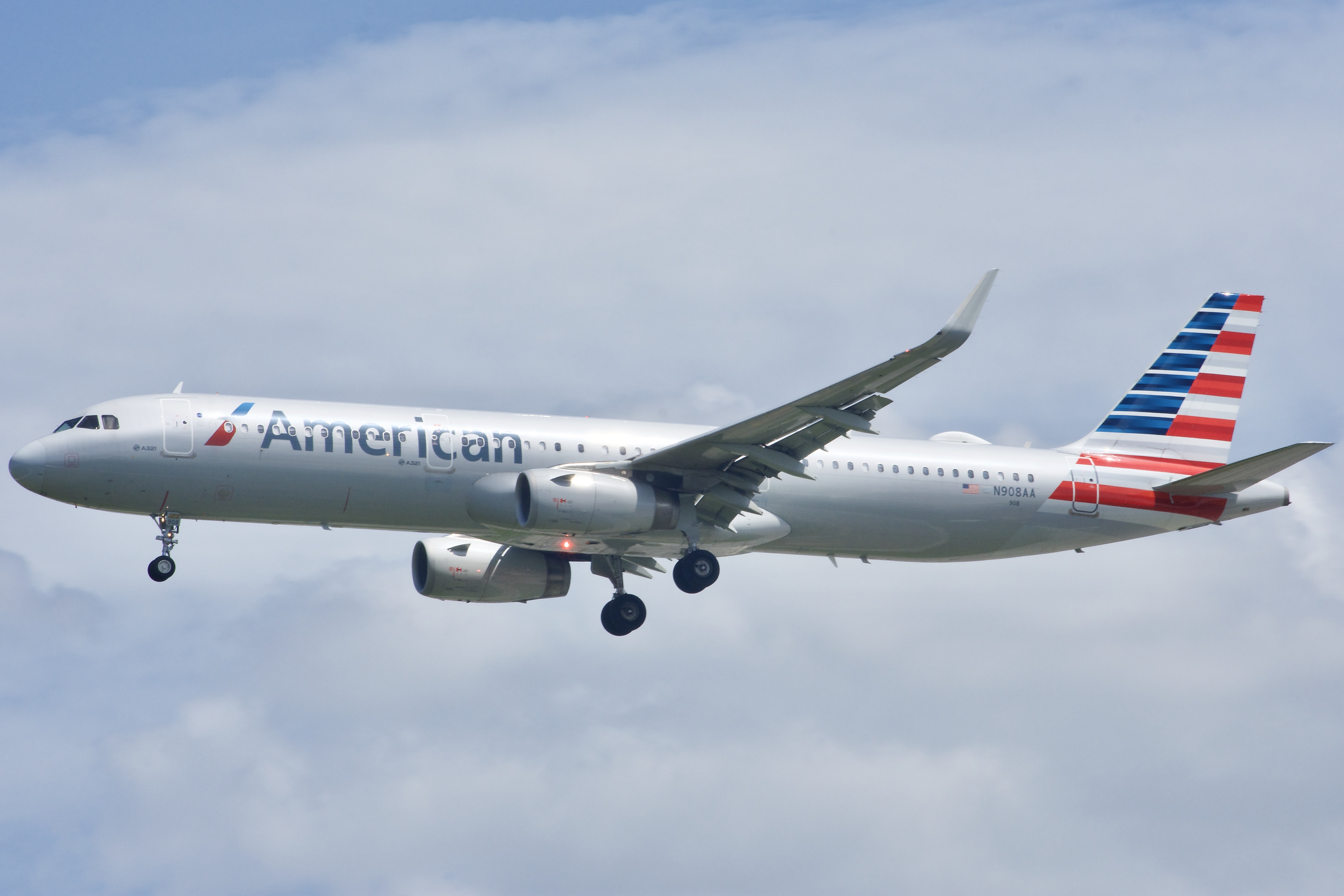 Full size: American Airlines Airbus A321-200 N908AA at Orlando International Airport