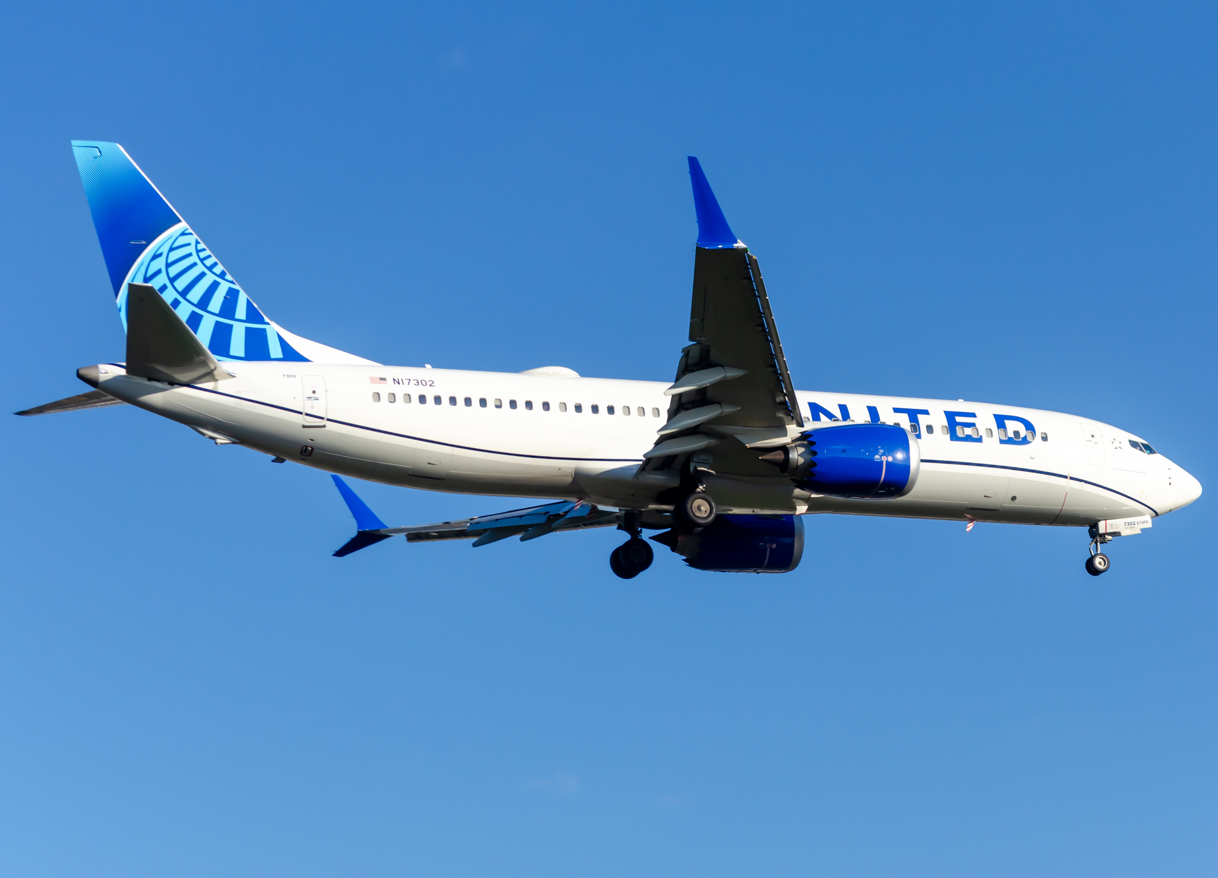 Full size: United Airlines Boeing 737 MAX 8 N17302 at Newark Liberty International Airport