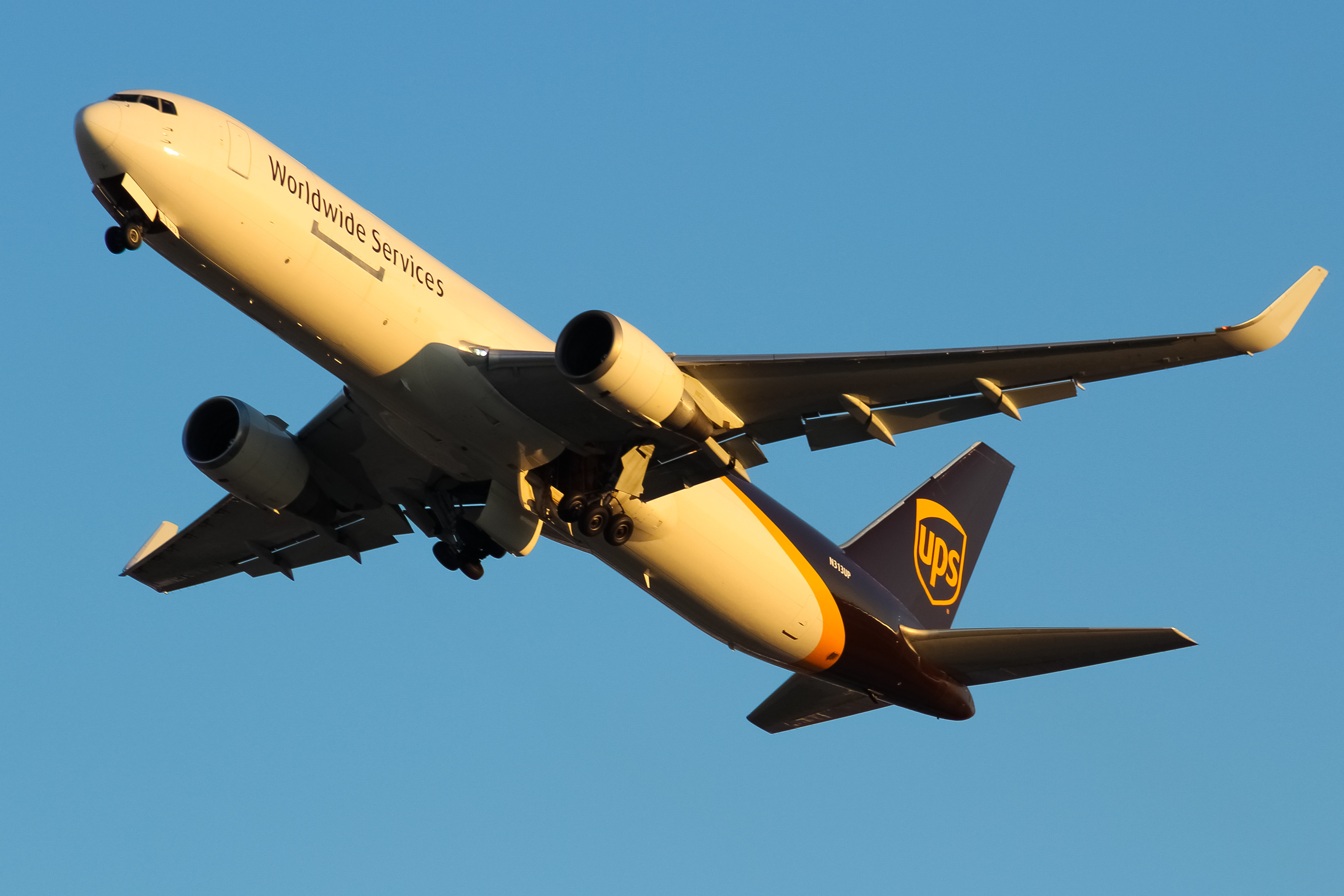 Full size: United Parcel Service Boeing 767-300F N313UP at Louisville Muhammad Ali International Airport