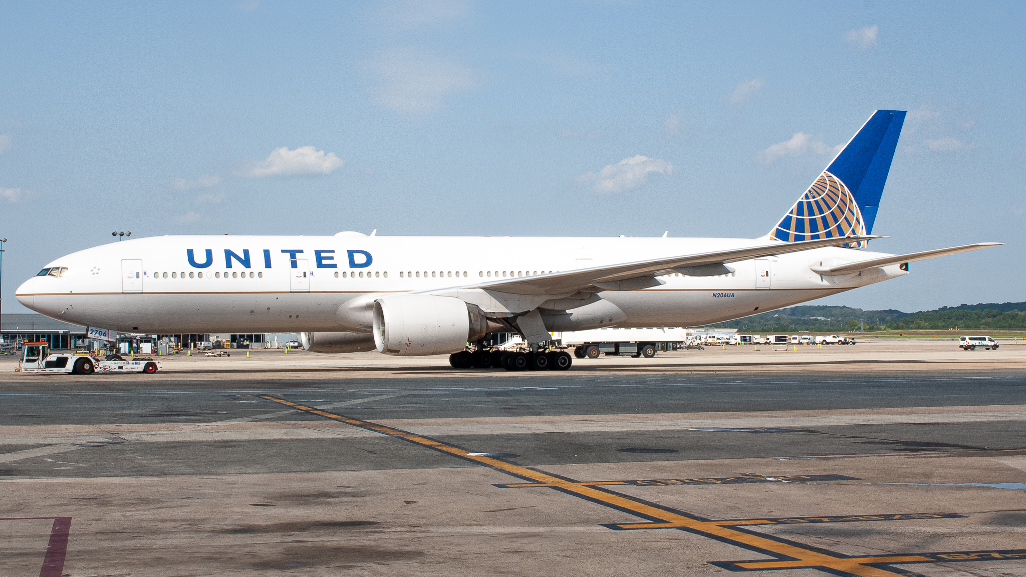 Full size: United Airlines Boeing 777-200ER N206UA at Washington Dulles International Airport