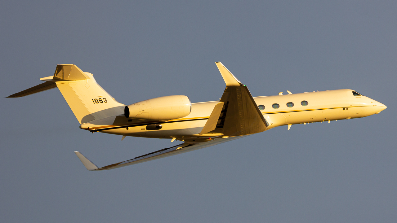 Full size: United States Air Force Gulfstream C-37A 02-1863 at Rickenbacker International Airport