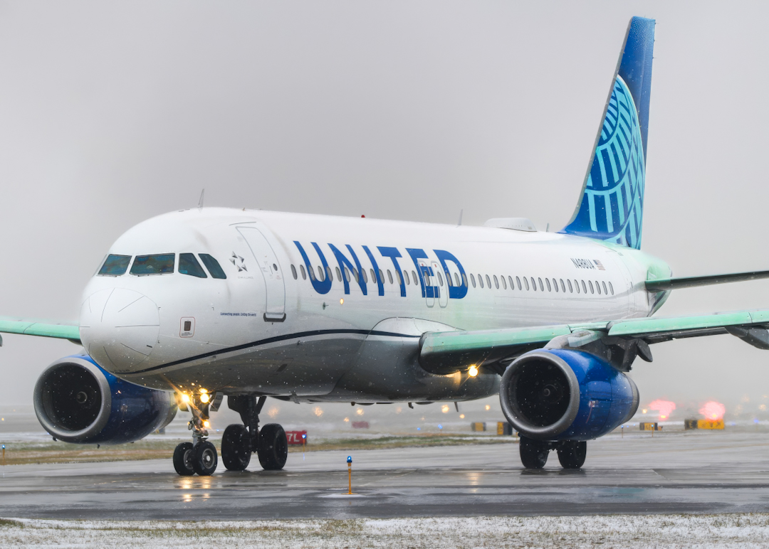 Full size: United Airlines Airbus A320 N488UA at General Mitchell International Airport