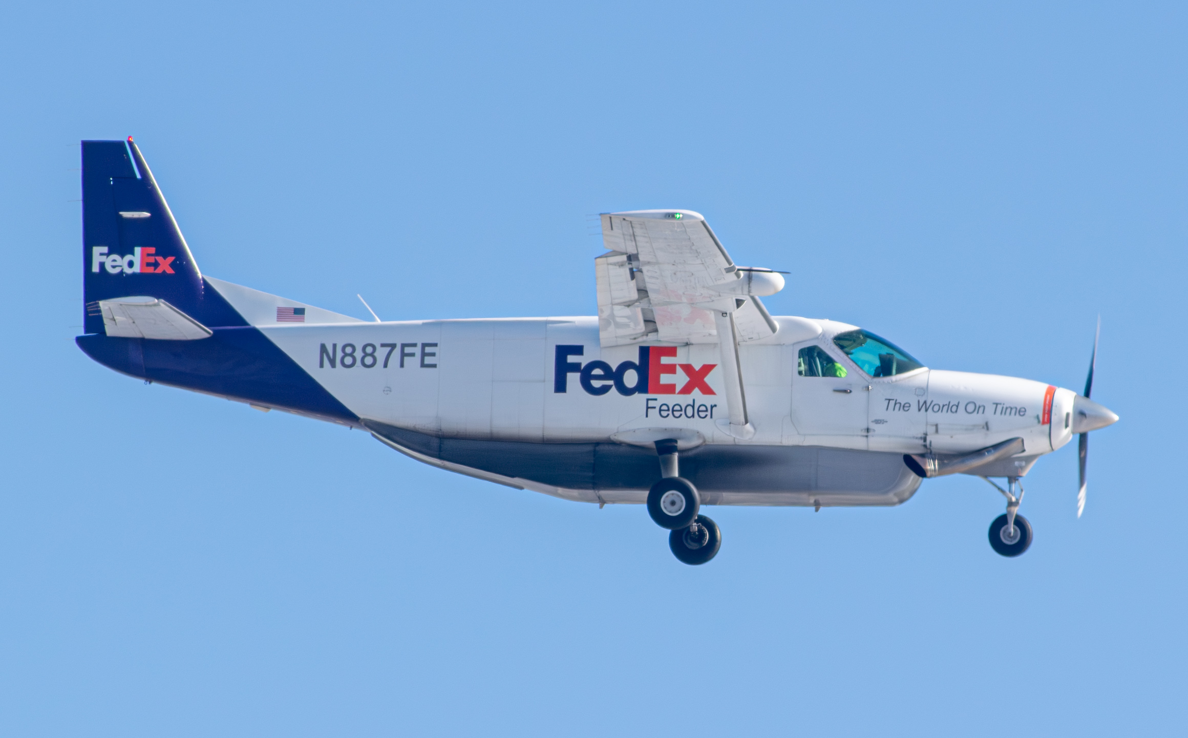 Full size: FedEx Cessna 208B Super Cargomaster  N887FE at Newark Liberty International Airport