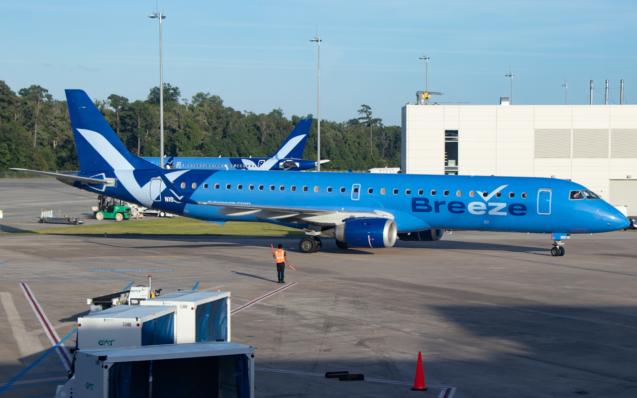 Full size: Breeze Airways Embraer E195 N193BZ at Charleston Air Force Base/International Airport